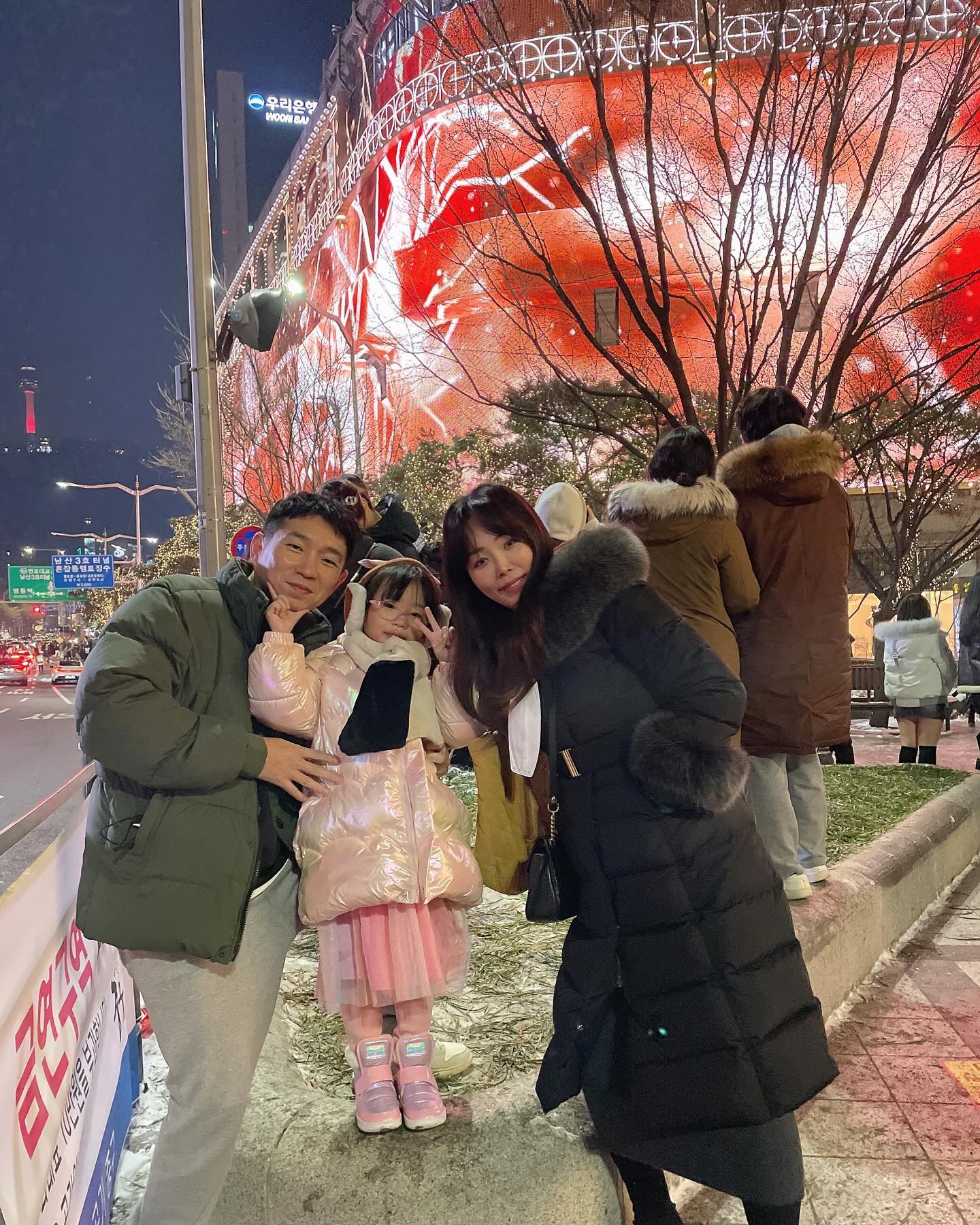 𖤐

#메리크리스마스🎄 

이런날은 집콕주의인데 큰맘먹고 #명동나들이 
#신세계백화점본점
#미디어파사드 
#사람구경실컷함👀
#사진찍어주신커플님복받으세요🩷