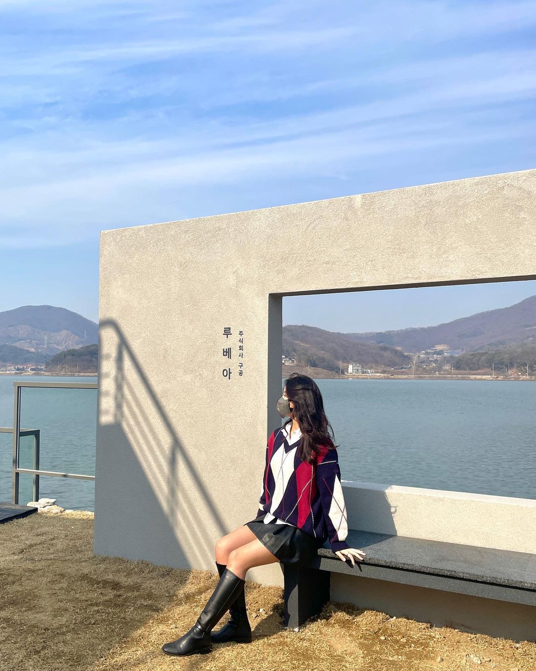 규리 on Instagram: “💙 . . . . . . . . 시그니처 음료도 색다른데 별관스무디 못먹어 본게 아쉬뷰ㅜㅜㅠ 바깥 산책하기도 좋움😁”