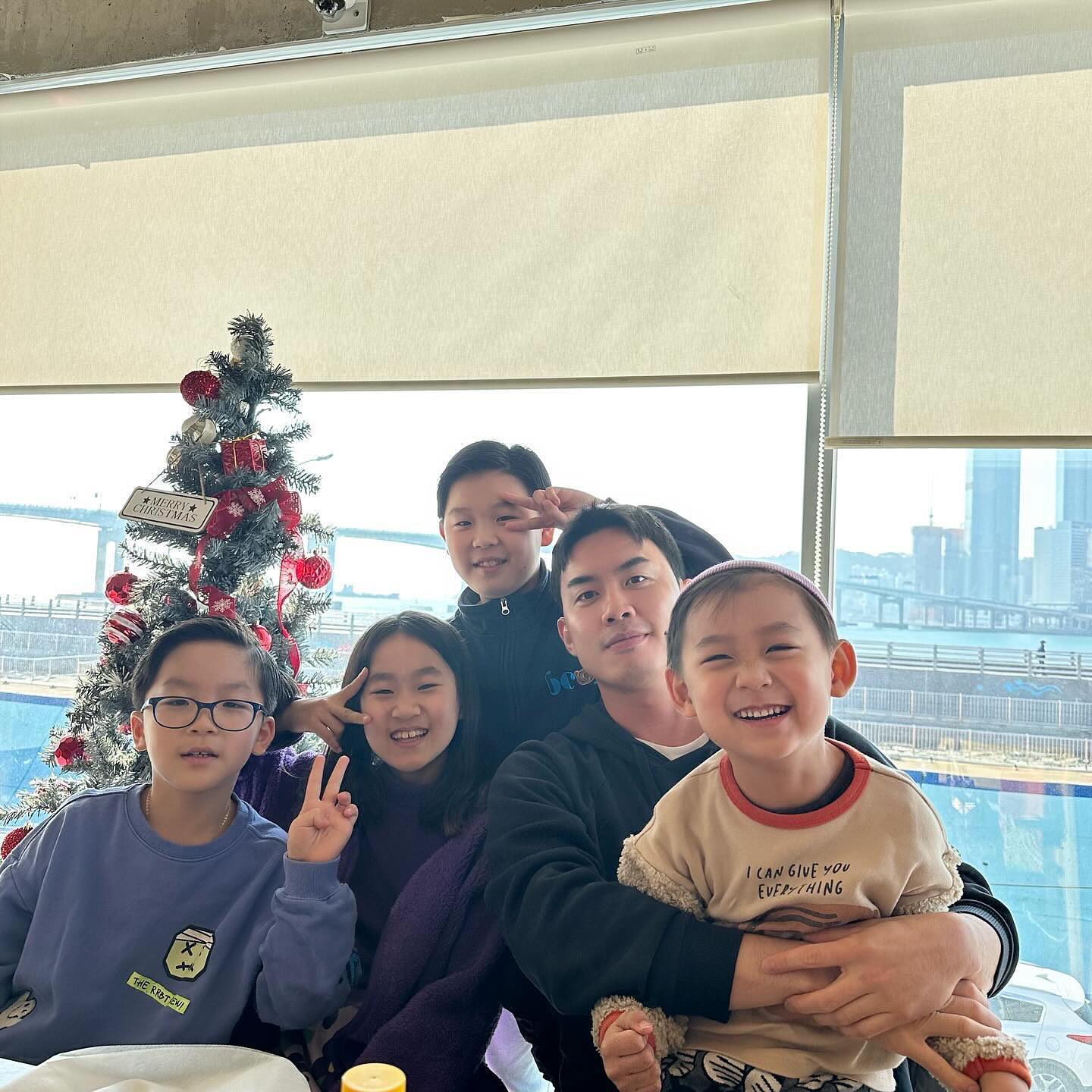 #🎂
사랑하는 아빠 엄마 생신❤️
양력인 아빠와 
음력인 엄마의 생일이
난생처음으로 같은날👍🏻👏🏻🥰
#두배의기쁨
#가족스타그램
.
.
.
#행복 #우행시 #할아버지생신 #할머니생신 #생신케이크 #떡케이크 #가족모임 #코스요리 #부산영도 #추억 #주말 #likeforlikes #좋아요테러 #좋반테러 #좋반  #4like #f4f #L4L #좋아요반사 #좋아요 #좋아요그램 #맞팔하면선팔 #follow #toptags #igdaily #followme