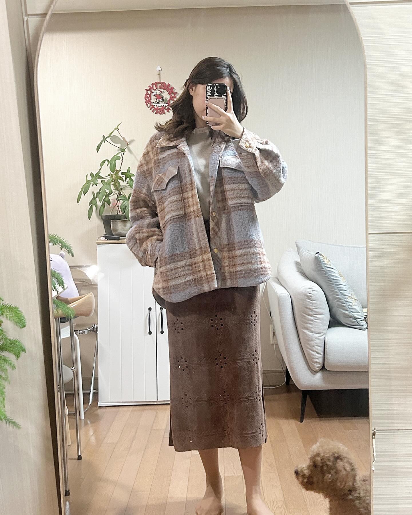 #glamjh_ootd #뗘니룩 
휘뚤마뚤 챙겨입은 출근룩!
색감땜 넘 좋아하는 fourm_official 아우터💕
그냥 이대로 쭉 주4라면 얼마나 좋을까요🥹
금요일이 빨리 돌아오네요💓

Outer : fourm_official 
Top : mine___official 
Bottom : mine___official