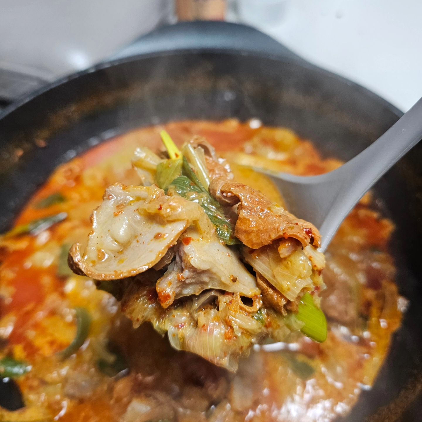 만원의 행복이란 이런거지ㅜㅜ
얼큰하고 진한 육수가 일품인 김호섭선산할매곱창!
가까운 도남동에 생겨서 자주 먹겠다 😁
푸짐한 곱창에 깔끔한육수 감칠맛 제대로인 김치만있음
-끝- 푹 끓여주기만하면 여기가 맛집 🩷
#대구도남동맛집
#대구국우동맛집
#도남동곱창전골
#대구선산곱창전골