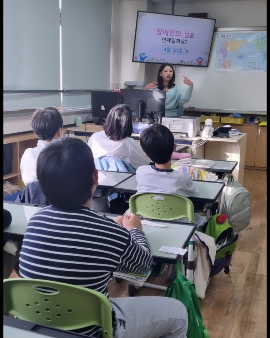 프로 n잡러 아침 9시부터 12시까지 총 4개 학급 수업받은 친구들 너무 고마워요❤️😆 아이들의 파릇파릇한 기운 받으며 강의 끝🙈🙉❗️ 포토샵은 하다가 포기..,😭

#n잡 #n잡러 #강의 #강의중 #초등학교 #초등학교4학년 #수업 #수업문의 #좋아요 #댓글 #dm