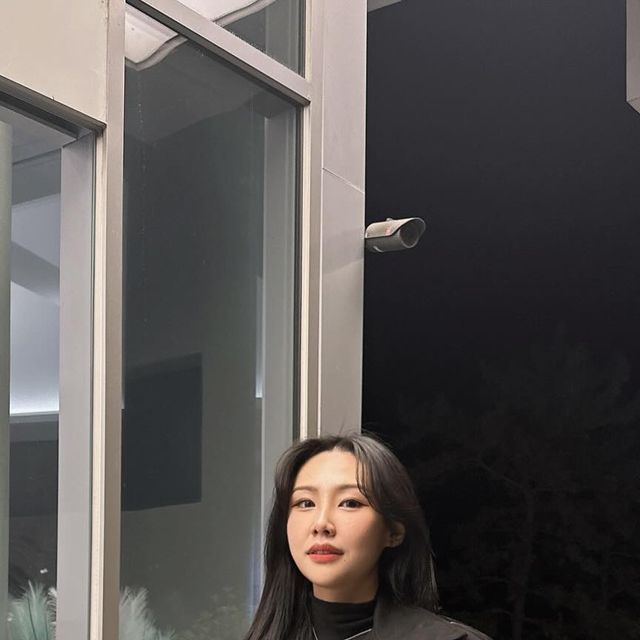 Ashley on Instagram: "#광고 [아이러니포르노  86-IRO231 [비건스웨이드] 커브드 스티치 블루종 스웨이드 자켓] 새해 첫 업로드는 아이러니포르노의 스웨이드자켓와 함께🫶🏻 POLY 100%, 오버핏 실루