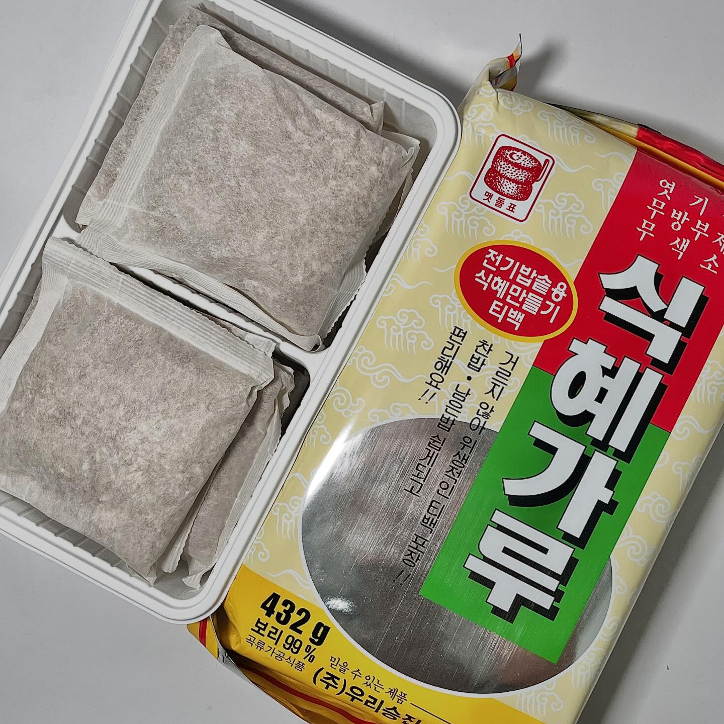 #식혜가루티백#식혜

집에서도 간단하고 맛있는 식혜를 만들 수 있는
생활의고수 ‘식혜가루 티백’✨

일반적으로 식혜를 만든다고 하면, 엿기름을 불리고
주무르고 밥알을 삭히는 등 번거롭다고 생각하는데

식혜가루 티백을 사용하면 티백, 밥솥, 물, 밥만으로
맛있는 식혜를 만들 수 있다!

자신의 취향에 맞춰 밥알 양 조절도 가능하고, 단맛
조절도 가능해서 내 입맛에 딱 맞는 식혜를 마실 수
있어서 너무 좋다구~🤓

집에서도 간단하고 재밌게 맛있는 식혜를 만들고 싶은
사람들에게 생활의고수 ‘식혜가루 티백’을 추천한다!❣

-

✍식혜 만드는 방법✍

1. 전기 밥솥에 밥 2공기, 물2L를 붓고 식혜가루 티백 6봉을 그대로 담근다.

2. 전기 밥솥의 스위치를 보온에 두고 4~8시간 정도 둔다.

3. 전기 밥솥 안에 밥알이 2~3개 이상 떠올라 있으면 발효역할을 끝낸 식혜가루 티백을 건져낸다.

4. 기호에 맞게 단맛을 첨가한 후 약 5~10분간 끓여주면 완성✨

-

📍 생활의고수 ‘식혜가루 티백’ (hi498259)

#협찬#생활의고수#식혜가루티백#식혜만들기#식혜#엿기름티백#식혜레시피#엿기름식혜#식혜티백#식혜가루#식혜분말