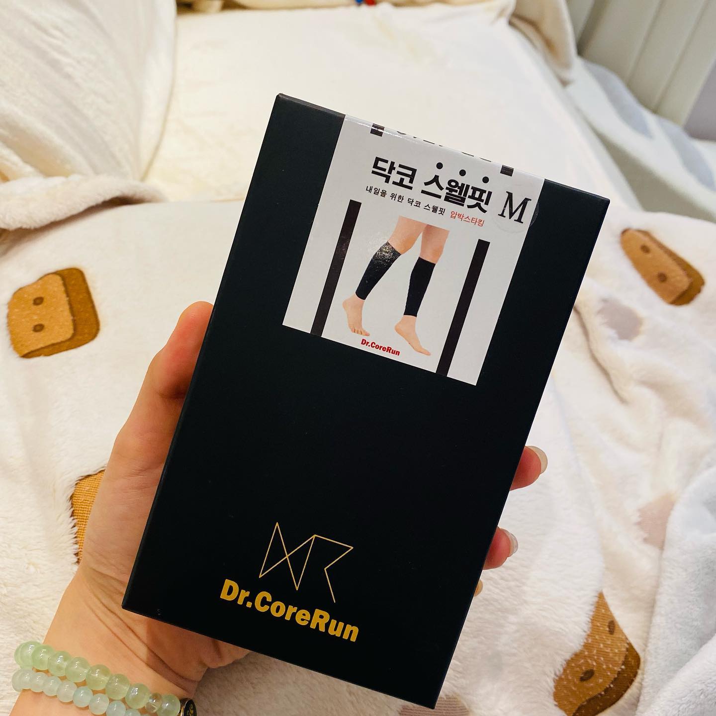 #협찬

종아리 땡땡 부었는데 잘때 #닥코스웰핏 

닥코스웰핏 잘때압박스타킹은
발목부터 종아리까지 압박해줘서 신고나면 피로가 
덜 느껴졌어요

쫀쫀하고 통기성도 좋고 신축성도 좋아꾸❤️

컬러는 베이지 블랙이구
S,M 사이즈 종아리에 맞는 사이즈로 선택하시면 되어요
저는 블랙 m 사용했습니당

#압박스타킹#종아리압박밴드#닥터코어런#닥코스웰핏#다리붓기