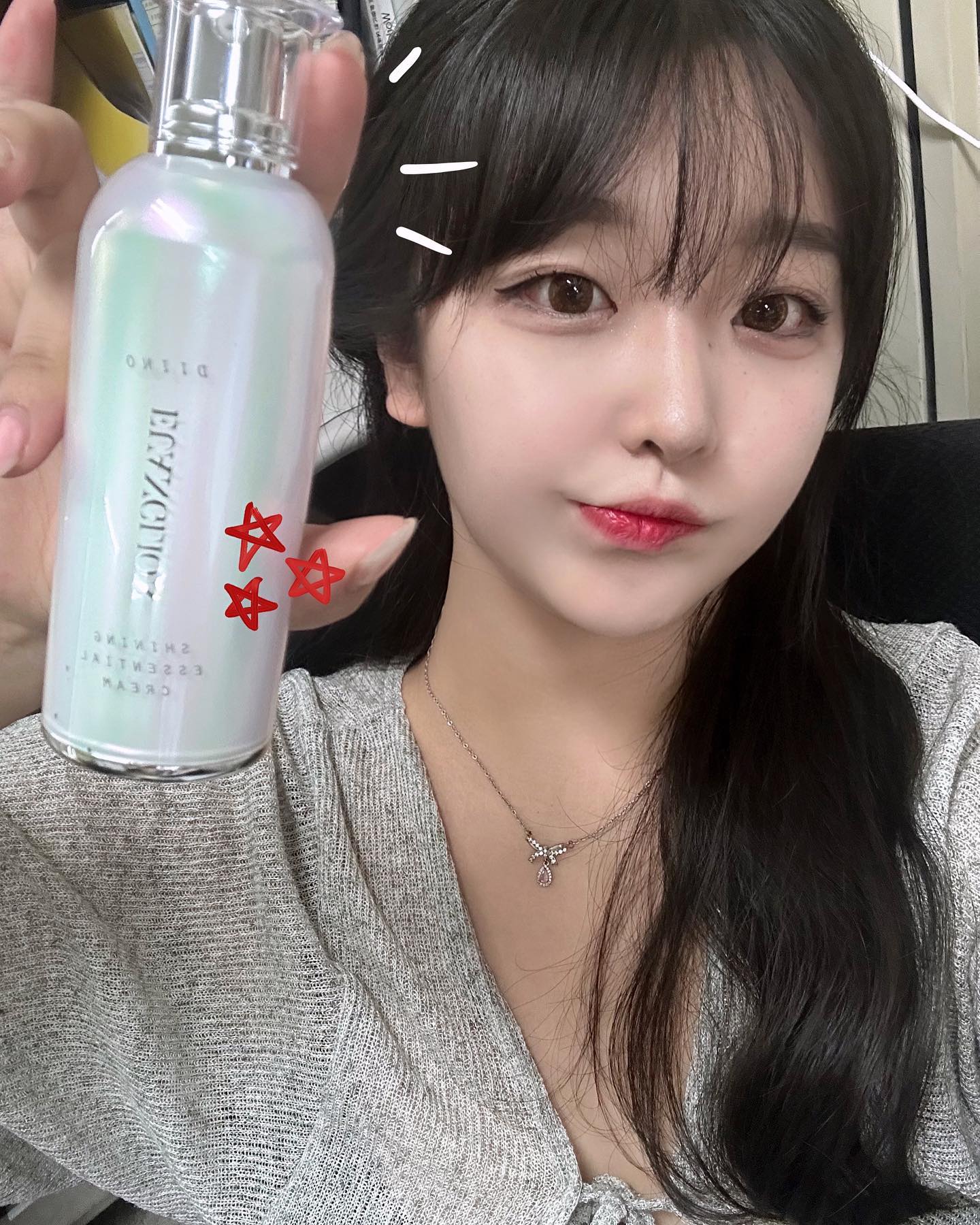 평소에 피부관리 귀찮고 피부 속부터 건조했던 사람 다 나와 •• (는 나)

🏷️ 유앙리온 디노 샤이닝 에센셜 크림

기초 없이 화장하면 쉽게 들뜨고 건조해서 빨갛게 올라오곤 했는데,, 수분크림이랑 메이크업 베이스 합쳐진 얘 하나 바르고 나서 촉촉해져쏘 🦭🏖️ 
강추 ❕❕