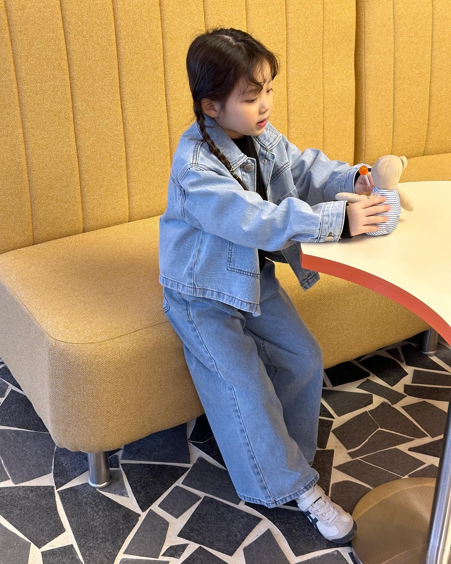 #광고
청청은 진리 ,,, 💙👖🩵
⠀
봄에 청자켓 하나는 꼭 소장해야하잖아요 !
크롭이라 원피스랑도 잘 어울리고
세트인 와이드진이랑 함께 입으니 더욱 예뻐요
스피오키즈는 청바지 맛집인가요
어쩜 와이드진 핏 봐요 ••♡ ♡
⠀
데님 트러커는 지난 시즌 완판하고
재출시한 상품이래요!
옐로우,퍼플,인디고 3가지 컬러와 함께 봄맞이해요 :-)
⠀
⠀
⠀
다연 | 114cm 19kg 130size
•크롭 데님 트러커 / 라이트 인디고
•롱 와이드 진/ 라이트 인디고
🏷️ spao_kids
⠀
⠀
⠀
⠀
⠀
⠀
⠀
⠀
⠀
⠀
⠀
⠀
#sapo #spaokids #스파오 #스파오키즈 #봄신상 #봄아우터 #데님트러커 #키즈데님자켓 #키즈아우터 #데님팬츠 #키즈데님 #프레피룩#나들이룩 #키즈팬츠 #키즈바지 #등교룩 #등원룩 #롱와이드팬츠 #키즈모델 #여아모델 #키즈패션 #키즈룩 #키즈ootd #주니어룩 #딸맘 #딸스타그램 #예쁜아기