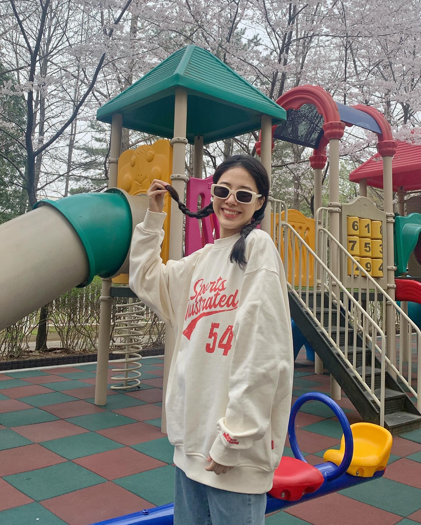 #협찬 #광고 sportsillustrated_fashion 

🤍Sports Everywhere, every wear🖤

패션브랜드 Sports Illustrated 런칭! 기존 시즌 개념과 달리 다양한 스포츠 종목을 주제로 하는 컬렉션의 개념으로 스포츠 매력과 SI 매력을 느낄 수 있어요. 바스켓볼 맨투맨은 편안한 착용감과 스트릿한 로고가 포인트예요. 아이보리 컬러에 레드 레터링이라 베이직하면사도 유니크하게 착용할 수 있어요 🖤 

 

🩵 바스켓볼 흘림 로고 스웻셔츠

 ㅤㅤ
———————————————️ 

#sportsIllustrated #SportsIllustratedfashion #스포츠일러스트레이티드 #스포츠일러스트레이티드패션 #스트릿패션 #ootd #outfit #캐쥬얼 #캐쥬얼룩 #데일리룩 #데일리룩코디