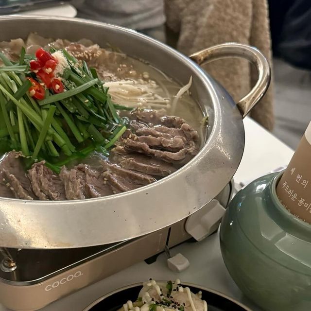 단하 on Instagram: "#광고 📍#한음 성수동에서 가봐야할 한식주점😉 ✔️아롱스지전골 (29.0) 국물도 맛있고, 스지와 아롱사태가 듬뿍 들어있어서 한식주점에 딱 어울리는 메뉴! ✔️묵은지참