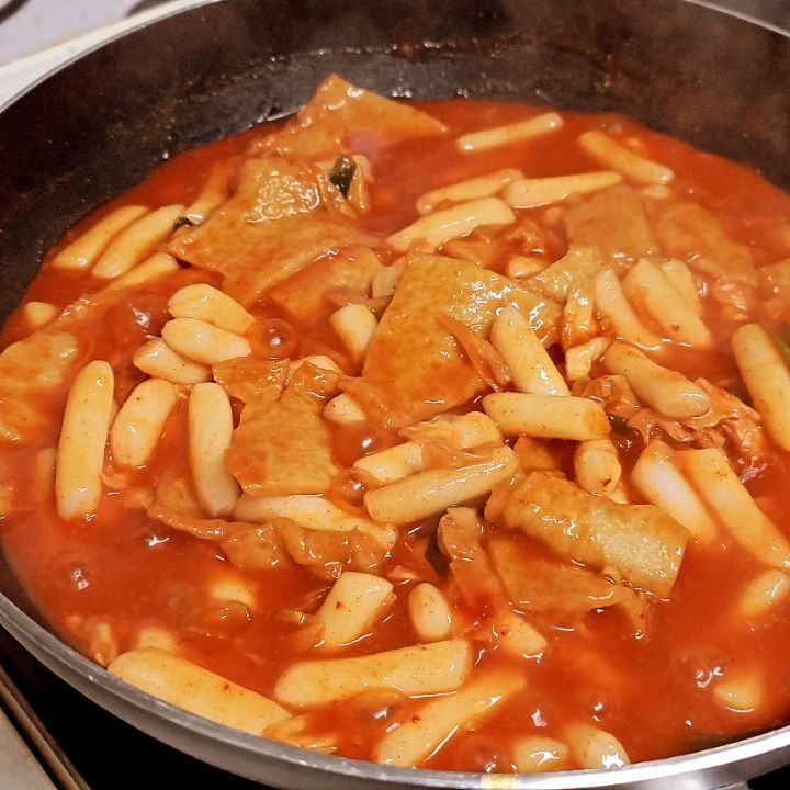 #협찬
⠀
우리 부부 힐링푸드인 떡볶이
주말에는 밥한끼보다 든든한
한국인의 떡볶이 밀키트
⠀
6분이면 초간단 완성입니다.
재료를 모두 넣고 끓이면 끝!
정말 쉽죠?
요리초보들도 누구나 손쉽게 조리가 가능합니다.
⠀
식감이 좋은 쌀로 만들어 쫄깃하고 탱탱한 맛!
서늘한 곳에 실온보관이 가능,
쉽고 빠르게 조리할 수 있습니다.
⠀
언제 먹어도 맛있는 떡볶이
바로COOK 한국인의 떡볶이로
든든한 한끼로 맛있게 ^^
⠀
⠀
⠀
⠀
⠀
⠀
⠀
⠀
⠀
https://smartstore.naver.com/mlocalfood (바로cook메인)
⠀
#바로COOK #우리들녁식품 #한국인의떡볶이 #국내산100% #쌀떡 #간편조리 #국내산밀키트 #온가족간식 #추억의맛 #원팬요리 #뚝딱완성