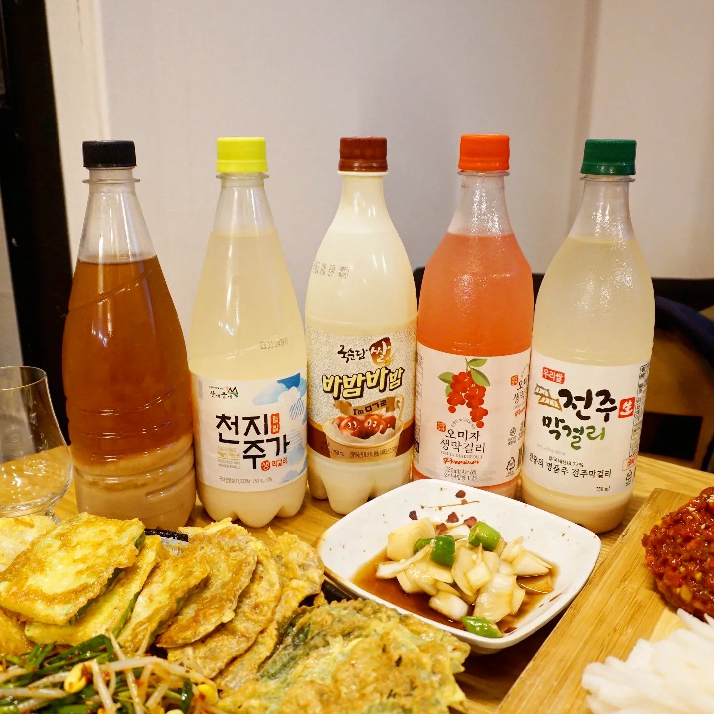 전주 여행가면 꼭 들리는
전주한옥마을 근처 맛집 
#은행로12 
술상과 밥상이 있어 굿👍

❤️🩵🩷🧡💙💚💜
전주 여행갔다가
우연히 들어갔는데 너무 좋아
여행오면 항상 들리는고이에요

모듬전이랑 막걸리 종류도 많고 
육회랑 밥도 맛있어요
기본 상차림 반찬도 정갈하고 
깔끔하게 잘 나와요

전주 여행 오시믄 꼬~옥 들려보세요^^
#전주맛집 
#전주한옥마을맛집 
#전주한옥마을근처맛집 
#전주한옥마을밥집 
#전주한옥마을술집 
#전주막걸리 
#전주안주맛집 
#전주밥집 

➡️전북 전주시 완산구 은행로 12 1층
➡️영엽시간 오전 10시~오후 10시(월-금)
 오전 10시~ 새벽  2시(토,일)