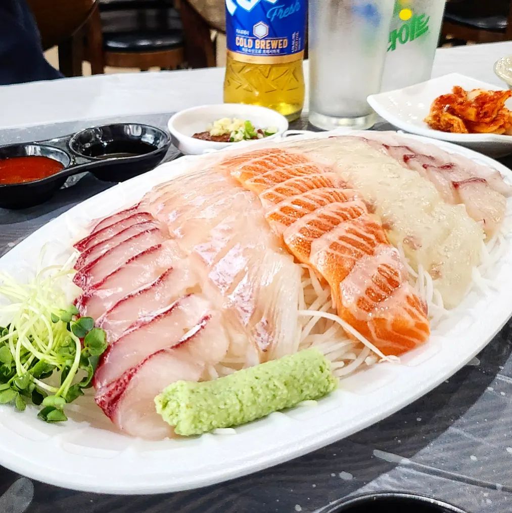 어시장에서 회한점 했습니다🤗🤗
왜 점점 이런 분위기가 좋아질까요?
화려하고 멋진 곳도 너무 좋은데 이런 어시장에서 회 하나사서 상차림해서 먹는게 뭔가 느낌이 너무 좋더라구요🐡🐠🐟

#먹스타맞팔 #먹스타그램 #먹스타 #먹팔맞팔 #먹팔 #먹팔환영 #어시장 #수협강서수산시장 #회 #마곡역
