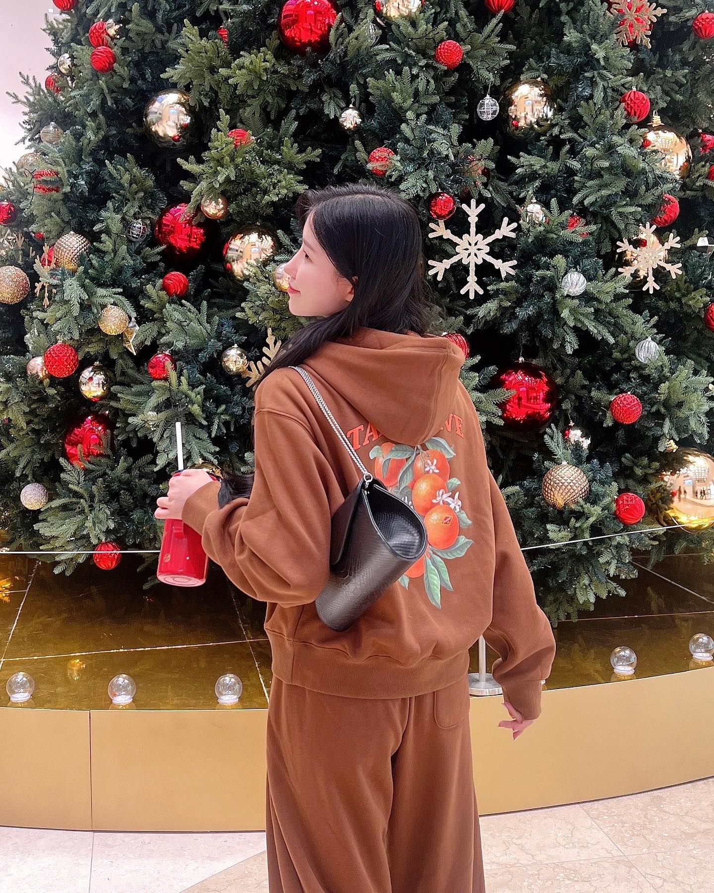 오늘 눈 왔다면서요?❄️
나는 비오는 것만 봤네 ! 아쉬워(･᷄ὢ･᷅) 
날씨 너무 추워졌는데 다들 따뜻하게 입고 
감기 조심하세요!!🤧

오렌지 과즙이 팡팡 터지는 것처럼 
상큼한 포인트들이 가득한 셋업안에 기모가 있어서 
요즘 따뜻하게 입고 다니고 있어요🧡
사이트에서 블프 세일 중이니 방문해 보세요!!
.
.
fiveline.official 
#fivelinemens #블랙프라이데이세일 #블프세일 #아울렛세일 #데일리룩 #일상 #치어리더 #팔로우 #좋아요반사 #model #selfie #likeforlike #liker #dailylook #대전신세계백화점 #크리스마스트리