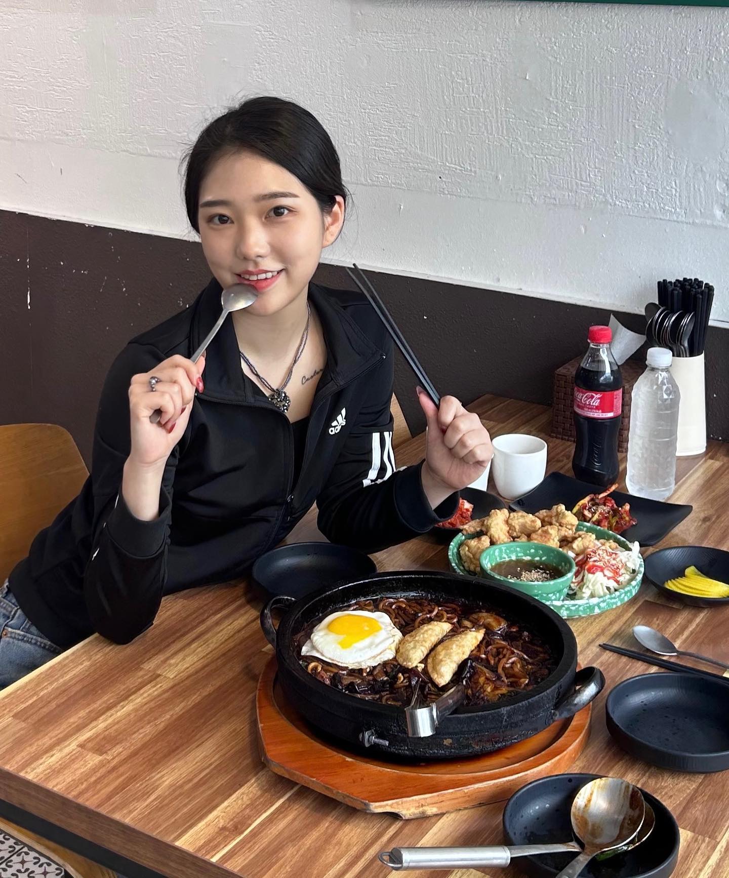 #협찬 목포 돌짜장 💙

여긴 배달은 안하고 가서만 먹을 수 있는 그런 맛집,,
돌판에 말아주는 짜장면 봤냐구요,, 고추돌짜장 시켰는데
은근히 매콤한게 계속 들어가는 맛,, 1인 1계란후라이 필수!
그리고 여기 옛날 탕수육 진짜 맛도리입니다,, 얇은 튀김에 두꺼운 패티 육즙 가득!! 2명이서 2인분 시켜도 배터지게 먹고 나오는 그런 이색 짜장면집,, 다들 여기 츄라이츄라이~ 해보삼💙

#협찬 #목포맛집 #목포핫플 #목포가볼만한곳 #목포데이트 #평화광장 #평화광장맛집 #평화광장핫플 #목포목포여행 #목포맛집추천 #목포맛집투어