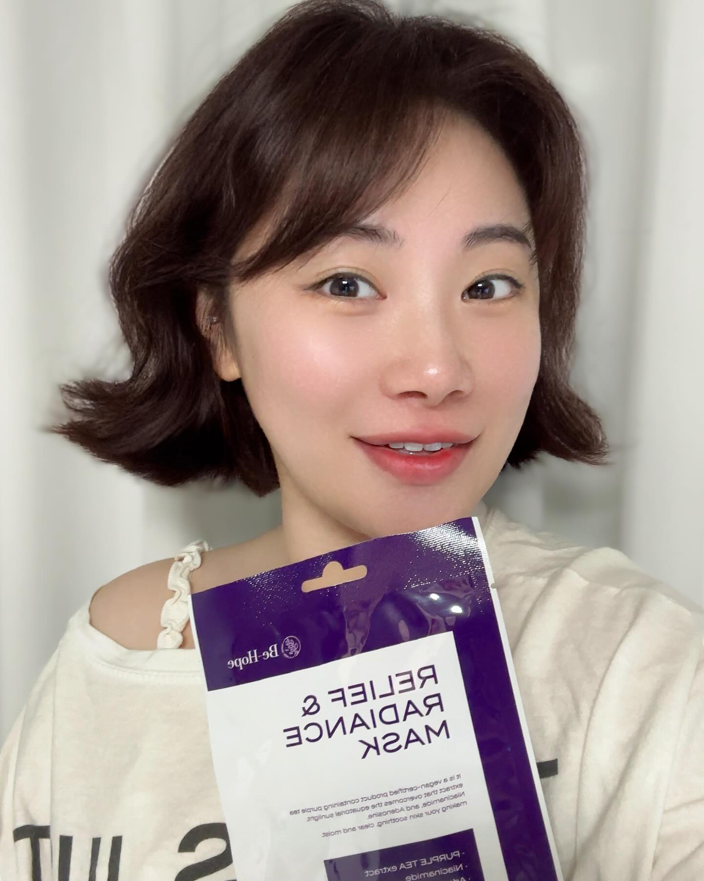 #협찬 🇦🇺호주 시드니 뷰티 박람회 완판!!
✨비홉(Be-Hope) 진정 광채 마스크팩✨이에요,, ⸝⸝ ᷇࿀ ᷆⸝⸝
좋은 기회로 럭셔리 비건 브랜드로 유명한
비홉 진정 광채 마스크를 사용해 봤어요.
요즘 여행 다닌다고 얼굴에 잡티도 올라와서 울긋불긋(?) 하고
까칠해서 고민이 많았어요.
비홉 진정 광채 마스크가
생기 광채 급속 아이템이라는 광고를 보고,
이렇게 민감해진 피부에 과연 광고처럼 즉각적인 효과가 있을까?
'단, 10분의 사용만으로 피부가 진정되고 광채가 살아난다고?'
도무지 믿을 수 없었는데... 😲
남편이랑 '눈물의 여왕' 보면서 정말 딱 10분!
얼굴에 올려놨던 마스크팩을 떼어내니
정말 피부 속에서부터 차오르는듯한 피부 광채가!!! ᵒ̴̶̷̥́ ·̫ ᵒ̴̶̷̣̥̀
😶🌫️ 감동.... 눙물....
다시 찾아보니 "피부 광채 개선율 무려 87%"라는 사실!!!
거기에 🤍미백, 주름 개선 효과까지 있는 기능성 제품
얇디얇아서 피부에 착 붙는 밀착감까지 ꔛ
너무너무 강추하는 마스크팩🫥 이에요 >_<
be_hope.officia
#비건마스크 #진정마스크 #광채마스크 #비건화장품 #진정 #광채 #미백 #주름개선 #보습 #민감성 #비건 #특허마스크 #특허
#마스크팩 #마스크시트 #마스크