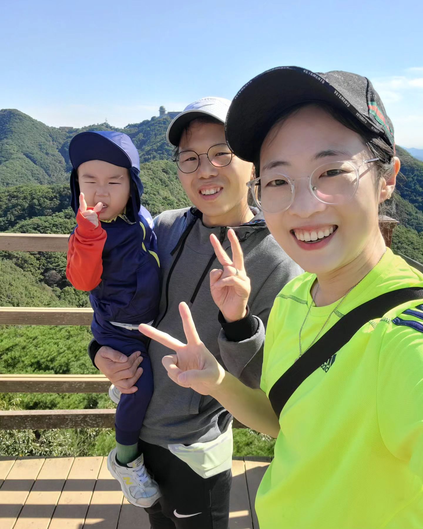#latergram 긴 긴 연휴 중 하루, 인성이를 등에 들쳐업고 등산을 가시겠다는 대파 🤣 로망 실현해드림 ⛰️ 긴 코스는 아니어서 곰방 올라갔으나 천근만근 ㅋㅋㅋㅋ 그래도 오랜만에 좋은 공기 맑은 소리 멋진 풍경 보고와서 행복했똬 🩵 막걸리와 찜질방으로 하루 마무리까지!!!
