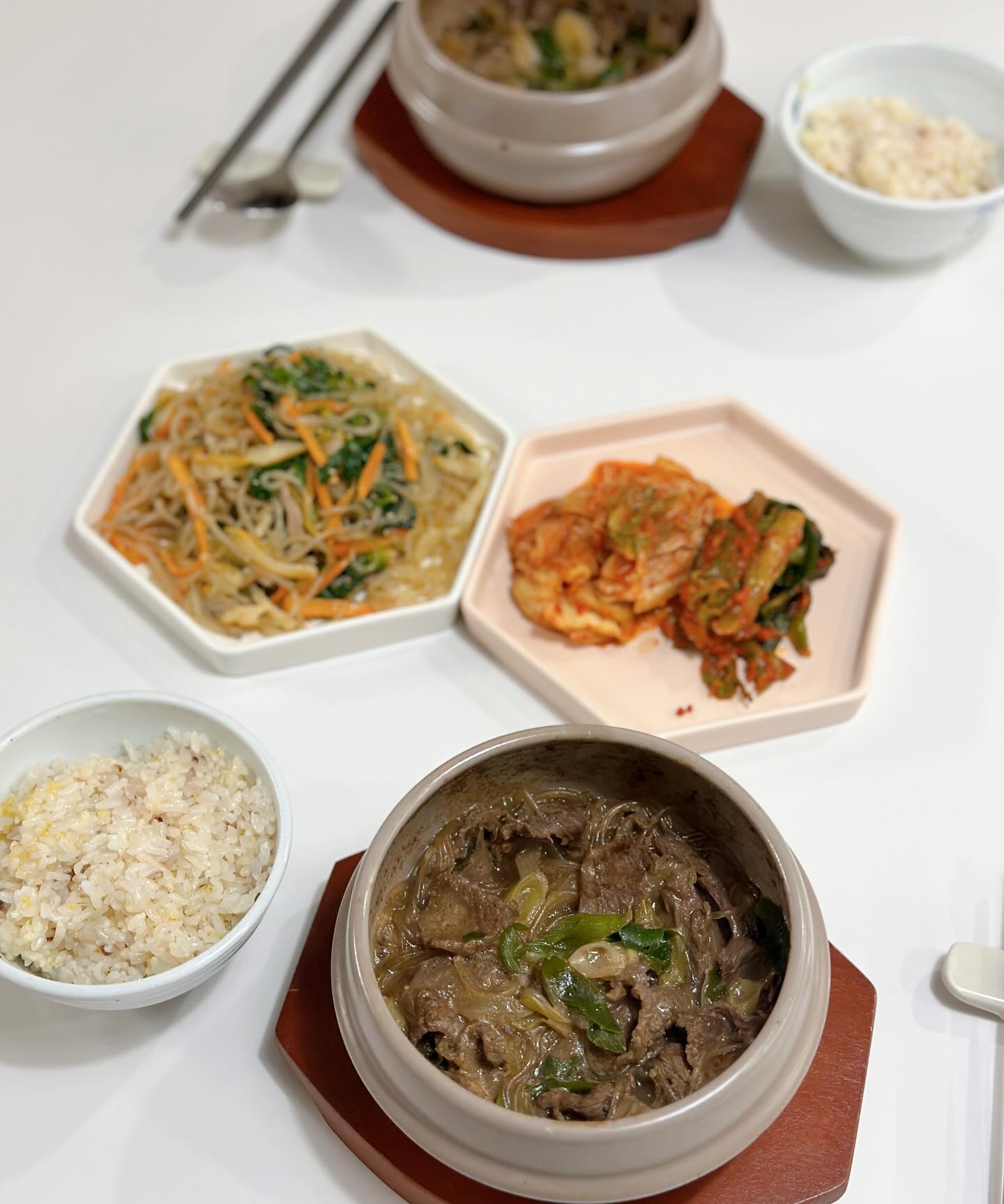 #저녁메뉴 #뚝배기불고기 
 
마켓컬리에서 받은 할인쿠폰으로 주문한 한우불고기로 만든 뚝불!
300g인데 둘이서 먹기 부족하지않은 양이에요ㅎㅎ
 
#뚝불 생각보다 만들기 쉽더라구요!
한우불고기 핏물 제거하고 적당한 크기로 자르고
양념에 30분정도 재워두기💤
 
양념에 재운 한우불고기 뚝배기에 넣고 익히다가 양파, 대파 넣고
고기가 어느정도 익으면 물 100ml, 물에 불린 당면 넣고
팔팔 끓여주면 완성이에요🧡
 
마켓컬리 할인쿠폰때문에 주문한건데 고기가 생각보다 부드럽고
맛있어서 종종 주문해서 먹어야겠어요‼️
 
 
._.