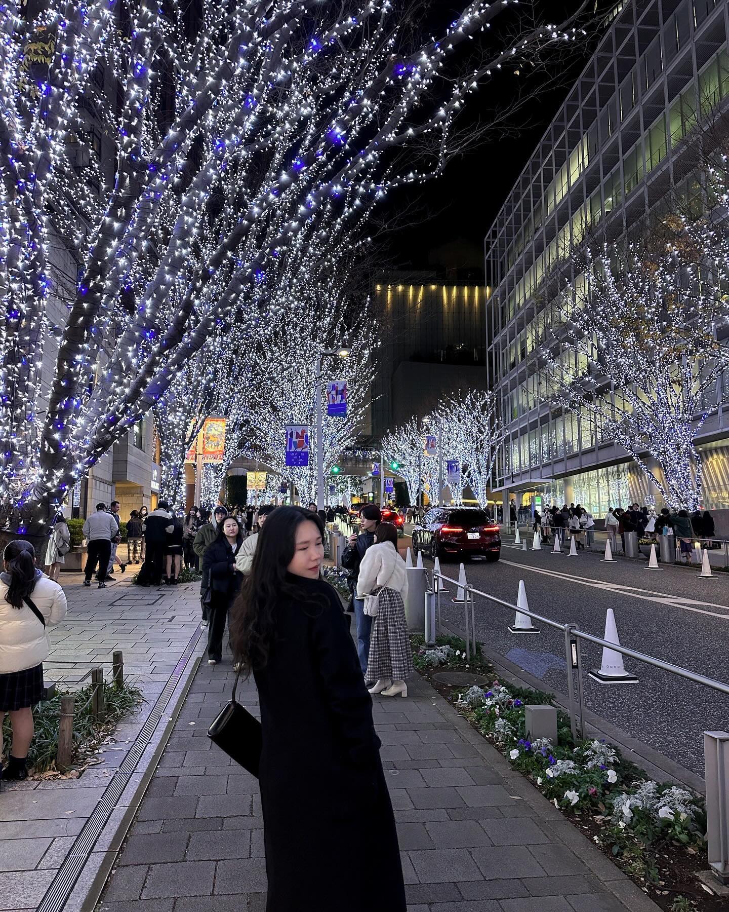 TOKYO🌌 
디즈니랜드 가려구 티켓 사놓고 이날만을 기다렸지!!

만..결국엔 아파서 포기하고..의도치않은 호캉스하다가 이대론 안되겠다싶어서 일루미네이션이라도 보자는 마음으로 뛰쳐나감ㅋ꙼̈ㅋ̆̎ㅋ̐̈ㅋ̊̈ㅋ꙼̈ 근데 너무 영롱해버리자나🥹💙
