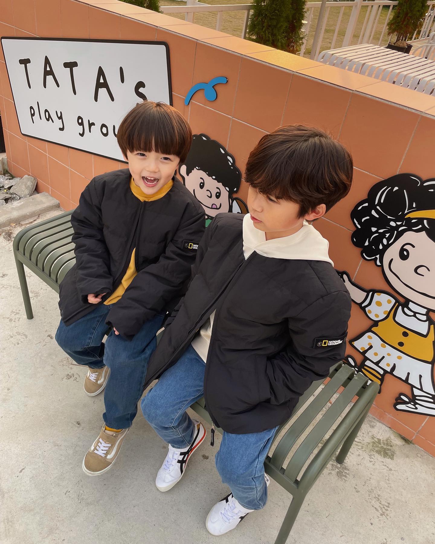 #광고 ng_apparel.kids 

▫️내셔널지오그래픽 시그니처 경량 다운 점퍼

패밀리룩으로 좋은 경량 다운 점퍼 소개할게요.
가벼운 생활방수가 가능한 소재로
RDS 인증 구스다운 80:20 충전재를 사용했어요.
보온성이 높으면서 가벼워서 간절기에
다양하게 코디 할 수 있는 아이템이에요.

#내셔널지오그래픽키즈 #내셔널지오그래픽
#키즈경량패딩 #키즈패딩 #남아패딩 #여아패딩 #주니어패딩 #패밀리룩 #가족룩 #패밀리패딩 #가족커플룩 #주니어코디 #주니어옷 #키즈옷 #키즈코디