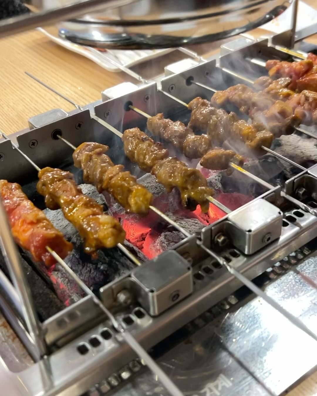 오래간만에 밥꼬씨 지분😁
결혼하고 임신 전까지 연말 행사로(?) 12월 31일에
양꼬치 먹으러 다녔었는데 ㅎㅎ
임신부터 지금까지 한번도 못가서 올해는 미리 다녀왔다
오래간만에 배터지게 먹고 술도 한잔 하고 🍺
리원이와 아빠의 모습이 너무 보기 좋아 찰칵찰칵🥰🥰🥰
대박 날 내년은 기대하며 #우리만의송년회 끝!!!

ps. 양고치는 맛있는데 꿔바로우는 넘 딱딱 ㅠ 오징어 요리는 향이 너무 강해 ㅋㅋㅋㅋ 내년에는 멀어도 걍 백두산 가자 
#철저히엄빠위주 #가족송년회 #양꼬치엔칭따오 #황하호연 #풍암동양꼬치 #풍암동황하호연 #오늘은내가쏜다 #11마넌 #마니도먹었네