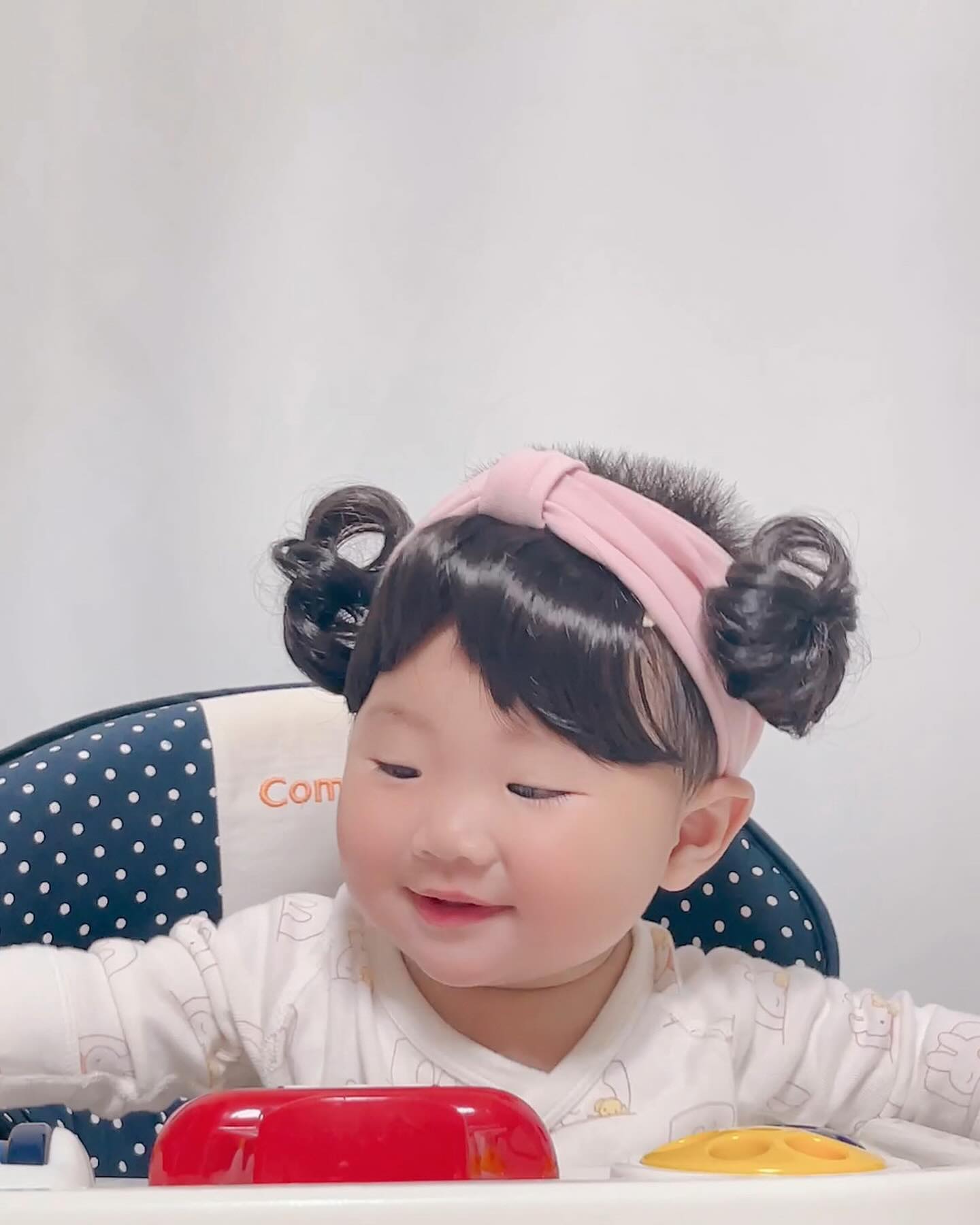 #서아사진❤️ 

까까머리 서아를 구원해준 헤어밴드~
헤어밴드만 했을 뿐인데
여자여자해🩷

내가 더 좋아하는 줄 알았더니
신랑은 눈에서 🍯꿀 떨어진다😍

머리카락만 자라라~~~
이뿐머리 다 해줄게❤️

📸 24.04.19 D+201

#딸스타그램 #딸래미 #흑토끼띠 
#아기헤어밴드 #아기가발 #귀요미딸