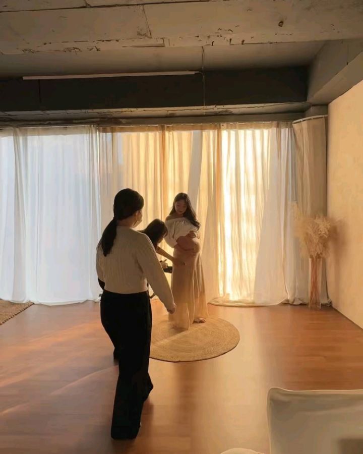 .
31주5일에 찍은 
#스튜디오만삭촬영 🤰🏻
첨에 조리원 연계된 곳으로 예약했다가
도오저히 맘에 드는 컨셉이 없어서 취소하고
개인적으로 맘에 드는 업체 찾아갔다.
결과는 대만족😊
스튜디오에서 우리한테 애기사진은 언급하지도 않았는데 
캐피 성장앨범까지 자진해서 계약하고 와버림...ㅋㅋ