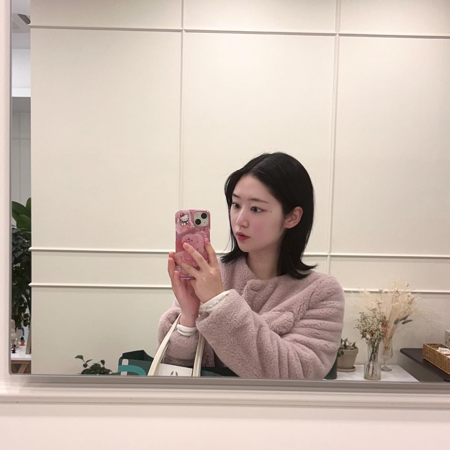 #공간할인지원  얼굴에 관리가 필요하다고 느꼈던 요즘 좋은 기회로 에스테틱 공간(gonggan__official )에서 관리를 받고왔어요! 

강남역 11번 출구로 나오면 바로 앞에 있어서 접근성이 넘 좋더라구요!

처음 들어가서 피부고민에 대한 상담을 진행했구 그 이후엔 마크뷰 기계를 이용해 피부상태를 보다 정확히 분석해주셨습니당 ! 저는 피부가 많이 건조한 상태라고 하셔서 나노 4DX 관리를 추천받아 받고 왔습니당 😊 

나노 4DX는 앰플을 미세한 나노입자로 분사해 모공에 흡수시켜주는 관리에요 수분충전, 리프팅, 미백, 진정에 효과 있다고 말씀해주셨어요 ! 피부 속까지 앰플이 채워지기 때문에 관리 후에 피부가 촉촉하고 쫀쫀해진 느낌이 들더라구용 수분,리프팅,미백,진정 관리 찾으시는 분들에게 추천드려요 ♥️

관리사 분들도 너무 친절하게 잘 설명해주셔서 기분 좋은 관리였답니당 다음엔 새로운 관리 후기로 찾아와볼게요 ♡ 

#에스테틱공간 #공간에스테틱 #공간러 #공간서포터즈 #강남역피부관리 #강남역에스테틱 #관리의날 #나노4DX #수분관리 #피부관리 #좋아요