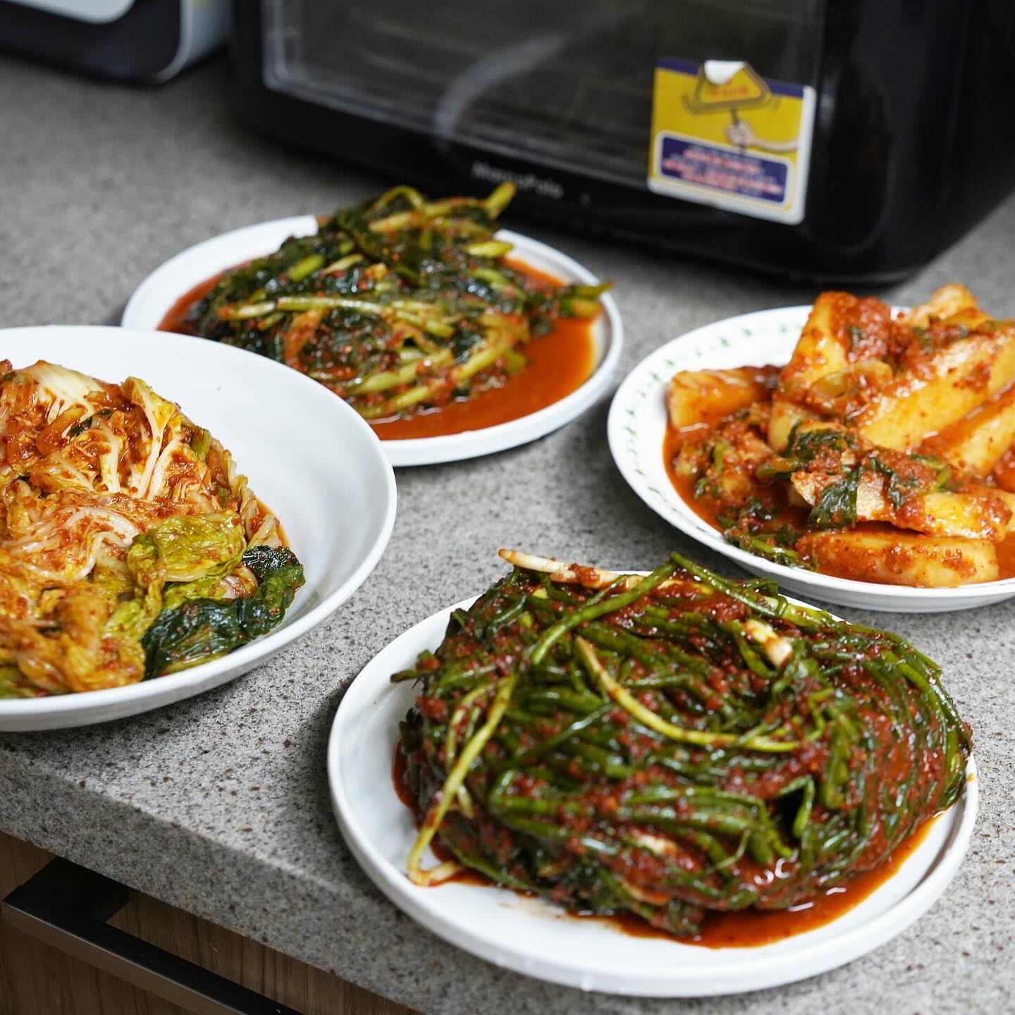 #협찬 맛있는 김치, 농협김치 먹었어요
 
전국 12개 농협김치공장 중 8개를 합쳐서 설립한
농협김치의 통합 브랜드 nh.kimchi 
 
농협 인증 산지와 계약재배 등의 방법으로
재료를 확보하고 외부요인이라 계절에 상관없이 생산이 가능합니다.
 
세트 구성의 양이 생각보다 많아서 무게가 꽤 나가더라구요.
 
집에서 힘들게 김치를 따로 담그지 않아도 된답니다.
농협김치 덕분에 여러가지 김치를 따로 담그지 않아도
맛볼 수 있게 되었어요. 
 
저는 김치를 이용해서 맛있는 김치 볶음밥도 만들어 먹었답니다!
 
농협 전용 멸치액젓, 새우젓을 사용하고
해외에서도 인기를 얻고 있어 호주, 캐나다로 수출 예정입니다.
 
구독을 통해 매달 농협김치를 받아 볼 수 있는데요.
시그니처 4호에는 어린이 김치가 포함되어서 집에서 먹기 좋아요.
 
월 1~5만원대 다양한 패키지 구성으로
시중 김치 정상가 대비 평균 30% 이상 저렴하게 구입도 가능해요.
 
2023년 내 시그니처, 취향저격 상품 구독 신청 회원 선착순 1만명 대상
- 첫 구매 : 1만원 할인 쿠폰
- 3개월 유지 시 : 맛있는 제철 과일
- 6개월 유지 시 : 고급 나무 도마
- 12개월 유지 시 : 보냉 가방 증정
 
 
#김치 #한국농협김치 #농협김치 #김치맛집 #김치택배 #김치정기구독 #농협김치맛선
#정기배송 #김장김치 #반찬 #포기김치 #배추김치 #열무김치 #파김치 #총각김치
#맛김치 #대용량 #레시피 #어린이김치 #집밥 #밑반찬 #맛스타그램 #집밥메뉴
#먹방 #김치레시피 #김치주문