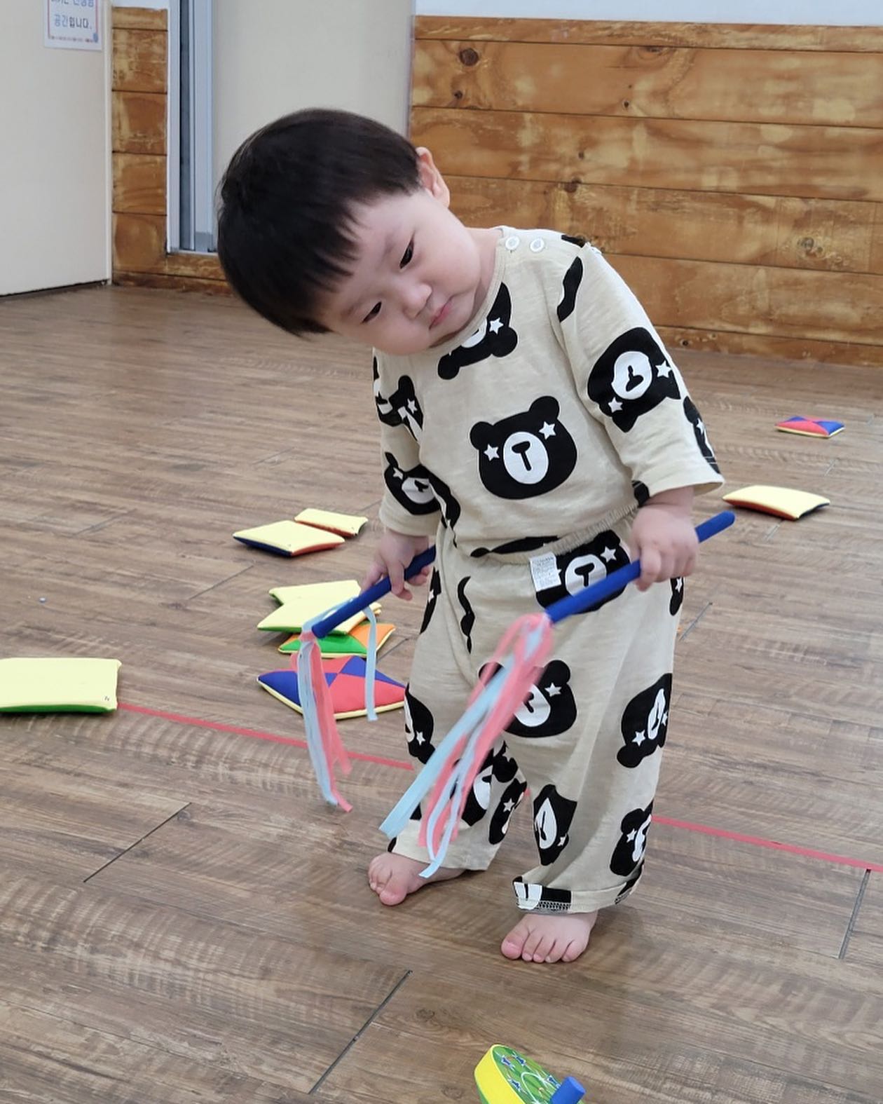 엄마가 일을 시작하고나니 더 자주 아픈 너 ,,
널 놔두고 일하려니 미안하고 슬퍼서
엄마는 결국 커리어를 포기하기로했어
엄마는 승근이가 건강하게 자라주기만하면 돼
답답하겠지만 엄마랑도 집에서 많은 활동하자
엄마가 많이 사랑해 아들 ❤️❤️
