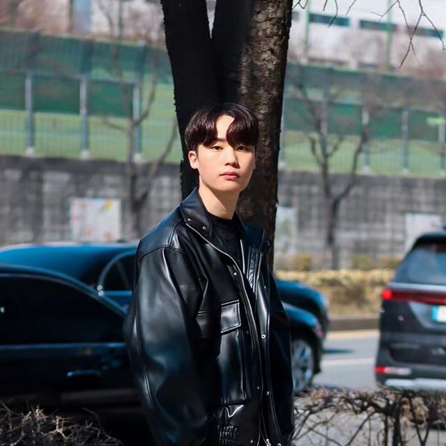 용욱 on Instagram: "#광고 @standarderror_official으로부터 하이넥 포켓 레더 자켓을 제공받았습니다 🌱 루즈~오버핏 실루엣 바탕으로 제작된 아이템 🌱 부담없이 가볍게 걸치기👌🏻 🌱 전체적으