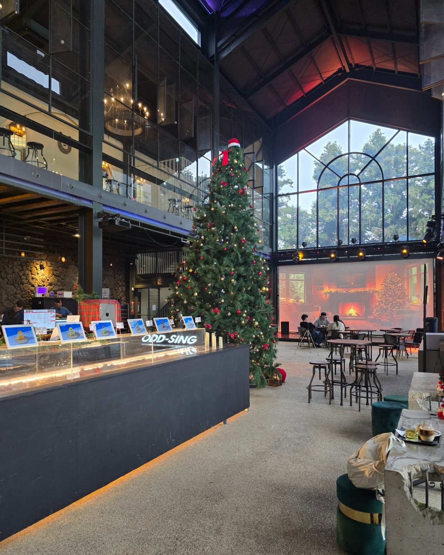 이국적인 크리스마스 분위기 물씬나는
제주시 브런치 대형카페🎄오드씽🎄

애견 동반도 가능한 전용 Pet Zone은 물론
야외 정원에 에어바운스가 있는 
키즈 프렌들리존으로 아이와 함께 뛰어놀며 놀 수 있어요

요즘 노키즈존이 늘어나서 아이와 카페 가기 
좀 망설여지기도 하는데
오드씽은 제주 아이와 함께 가볼 만한 카페로
완전 😆예쓰키즈존이며 🐕애견 동반도 가능하니
신나게 뛰어놀 수 있는 공간을 찾으신다면
즐거운 놀거리가 있는 오드씽 강추👍

낮에는 브런치로, 저녁에는 🥂와인 한잔하며
또 다른 분위기로 즐길 수 있어요

✔️모임이나 파티 대관 가능
.
.
✅️ 오드씽
OPEN 매일 11:00 ~ 21:00
0507-1490-1571
제주 제주시 고다시길 25 
.
.
.
.
.
#제주브런치카페 #제주케이크 #제주대형카페 #제주공항근처카페 #제주아이랑카페 #오드씽 #오등동카페 #제주시아이랑가볼만한곳 #제주카페추천 #제주시대형카페 #제주크리스마스