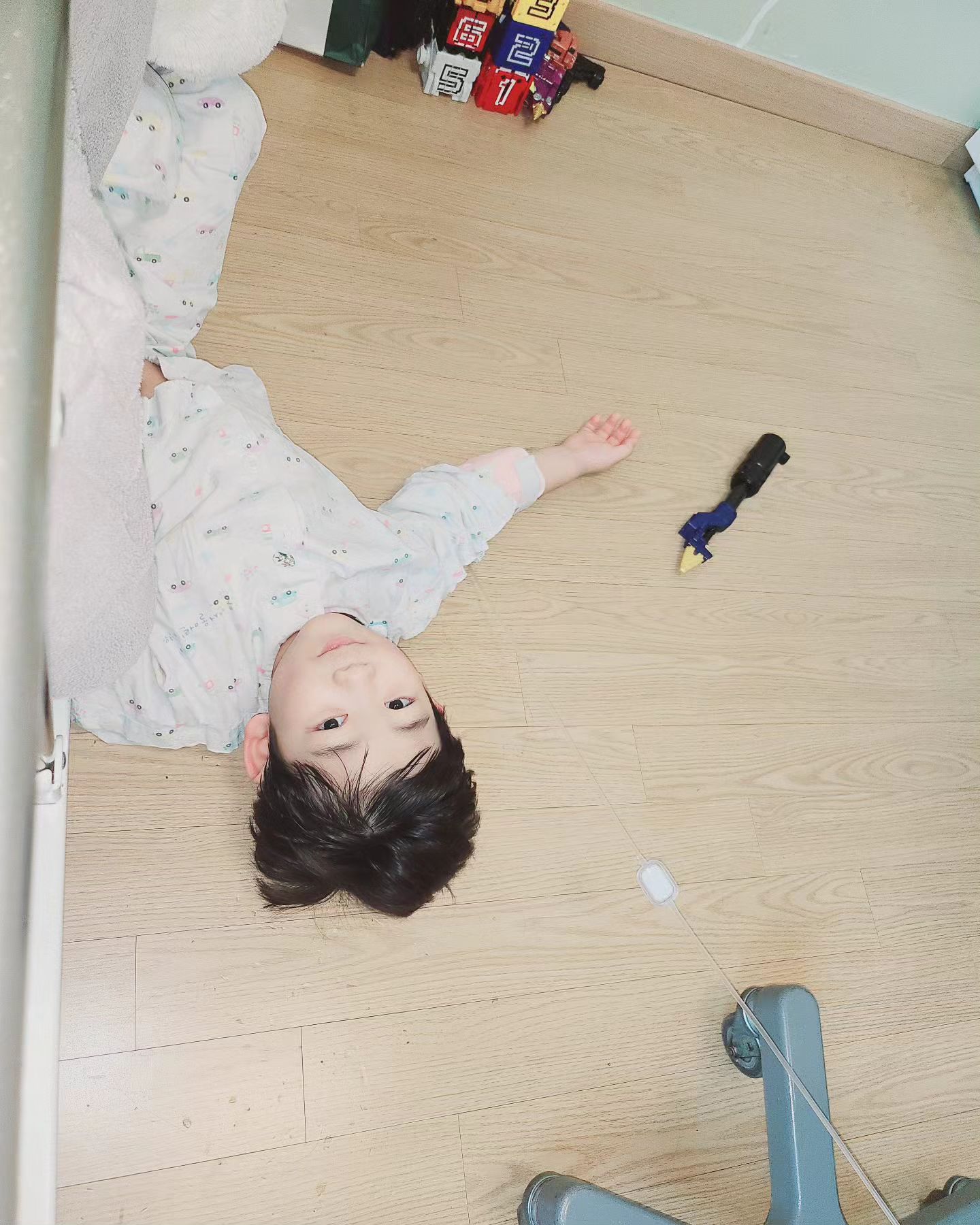 #병원생활끝
.
.
이건 아는게 병이라고
어쩌면 그냥 무심하게 지나 갔을 수도 있었던...
.
어쨌든 내새끼 고생 덜 하고
끝난걸 감사해야지
.
.
.
.
그나마 다행으로 빈이는 금방 나아졌고
열도 이틀나고 떨어졌는데
애미가 못먹고 못자서
퇴원하고 애미가 병난...😂😂
.
.
.
그와중에
지난 여름엔 제발 입원 시켜달라 할 정도로
고생 했던거 생각하면 그땐 진짜 뭐였나 싶고...?
.
.
스토리보고 지나치지 않고
연락 주셔서 감사해요🥲
답변 대충 이였던건
애미 상태가 제정신이 아니라😇😇
.
관심과 걱정 감사합니다😭❣️
.
.
#아프지말자
#올해아픈건이걸로끝내자😷🙅‍♀️ 
#병원생활
#토나옴