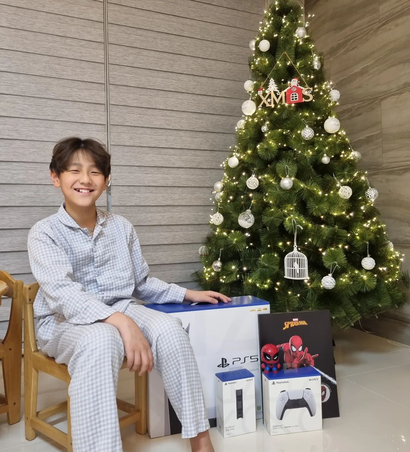 #２０２３１１２５ 

미리주는 크리스마스선물(?)
이제 고학년인데... 미쳤어?🤣
오빠의 설득력에 속아서..
사춘기가와도 아빠랑 잘지내려면
둘이서 같이 할게 필요하다고..
꼭 이거여야되는건지 반박에 실패
쉬는날 협동게임만 원칙적으로 한다나 뭐래나
지켜지나 보자구😄

근데 내가봐도 플스..
화면도 멋지고 정말 신기하긴해..😂

박지민 너무 활짝 웃는거아니냐

#플레이스테이션5