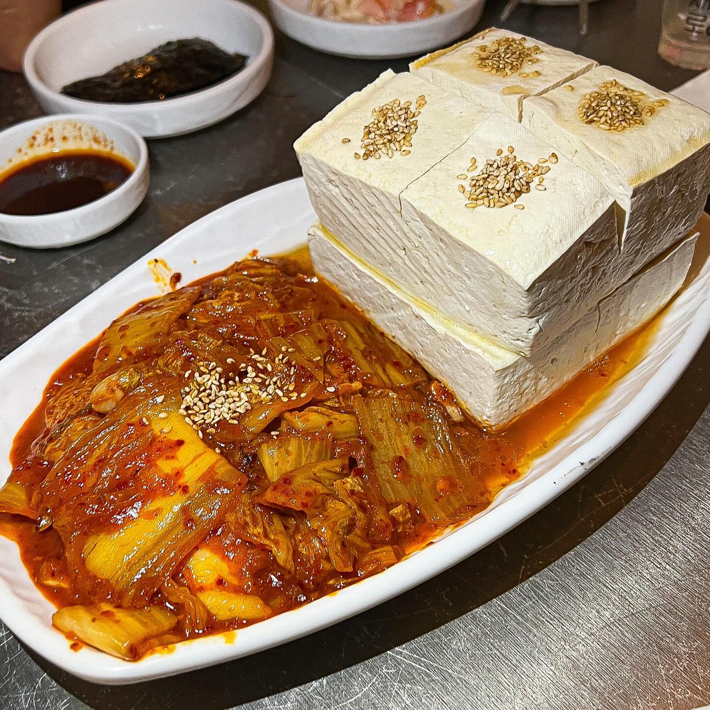 ⠀
난 맛있는거만 먹어.. 최근 맛있었던거 몇개
한개쯤은 니맘에 드는게 있겠지ㅋㅋㅋ
⠀

1. 을지로 #을지로주마등 

참치 넉넉하게 올려주는 혜자 묵은지 참치말이로 앞서 소개했던 집인데 이집은 미나리전에다가 두부김치도 먹어야함, 쟈-극적인 볶음김치와 왕따시만한 두부까지 이게바로 내가 원하던 원초적인 그런거요.. 지금 생각해보니 이집 사장님 그냥 두부썰기 귀찮아서 많이 주는듯..
⠀
⠀
2. 등촌동 #태양수제돼지갈비 (#태양돼지갈비) 

적당히 달고 짜고 부드럽고 돼지갈비가 갖춰야할 필수요소들이 밸런스있게 딱딱 맞아떨어지는 사랑 할 수 밖에 없는 돼지갈비, 공장제가 아닌 집김치도 존맛도리고 갈비는 다 구워져서 나와서 편하다, 당신은 술이든 밥이든 때려넣을 준비만 하쇼ㅋㅋ
⠀⠀
3. 등촌동 태양수제돼지갈비2

보통 김치가 맛있다고해서 무조건 찌개맛과 비례하는건 아닌데 이집 김치찌개는 자꾸 생각난다.. 2023년에 먹은 김치찌개중 베스트.
⠀
⠀
4. 논현동 #한성칼국수

설명이 필요없는 강남노포, 먹을 때 마다 더 맛있어지는 한성칼국수, 소수육 돼지수육 모둠전에 칼국수 생굴까지 모든게 완벽해서 한점에 한잔씩 홀짝홀짝 마시다가 소주16병 조지기 좋았던 날이었다, 이게 으른의 맛이다 이거야..
⠀
⠀
5. 을지로 #지유켄 

일본식 중식을 지향하는 을지로 신상 맛도리집 지유켄, 초당순두부를 넣은 마파두부와 진짜 중식화구에 웍 돌려가며 달그락달그락 볶아낸 계란볶음밥의 합이 좋다, 그래놓고 사진은 왜 오무라이스냐고? 오무라이스 소스가 맛있어서 가장 마음에 듬ㅋㅋ
⠀
⠀
6. 역삼동 #마시리벌교참꼬막 

초장만 발라먹어도 맛있는 철맞은 병어회를 사장형(?)이 시키는대로 밥에다 쌈싸먹으면 기름기에 탄수화물에 기가막혀 또 소주를 아니 부을 수 없다,, 꼬막 선도도 좋고 만오천원짜리 장국은 뭔데 맛있는거지?
⠀
⠀
7. 신당동 #계류관

전기구이통닭의 1티어가 해방촌닭이라면 장작구이는 신당시장 계류관, 닭구이 이외에도 자가제면한 막국수, 닭똥집튀김이나 편육도 맛있어서 소주 맥주 막걸리 모두 다 잘어울린다, 이렇게 맛있으면 나 정말 참지못할 것 같아.(?참은 적 없음)
⠀
⠀
8. 대흥역 #사고네 연탄불고기

어릴때 대구에서 먹던 북성로 연탄불고기와 고기 부위는 좀 다르지만 양념맛이 가장 흡사해서 놀랐던 집, 불고기+쫄우동+계란김밥 조합 추천하는데, 이집 계란김밥이 팍팍하지않고 이슬맞은듯 촉촉하니 입에 챱챱 달라붙는다, 팔아주셔서 감사합니다 외치고 먹음ㅋㅋ
⠀
⠀
9. 문배동 #문배동육칼

최애 육개장인 육개옥이나 청류벽처럼 고급진 매운맛은 아니지만 칼칼하고 파의 결이 잘 느껴지지 않을만큼 푹 끓여낸 맛도리 육개장, 기본이 칼국수지만 공기밥이 같이 나오는 세트가 있어 면이고 밥이고 다조질수있는게 가장 큰 장점ㅋㅋ
⠀
⠀
10. 효창공원역 #감동골

당연히 캐리비안 치맥보단 능이백숙이 트렌드 아닙니꼬.. 입구부터 막 쌓여있는 한약재들부터 예사롭지 않은데 닭고기는 거들뿐 푹 끼리낸 국물먹으러 가는 찐맛집, 백숙먹고 죽 꼭 드시고 백묵은지인가 시레기무침인가 볶은거 존맛이니 물어보시고 있으면 꼭 요청하시길.
⠀
⠀
⠀
#왕프로글
#왕프로맛집