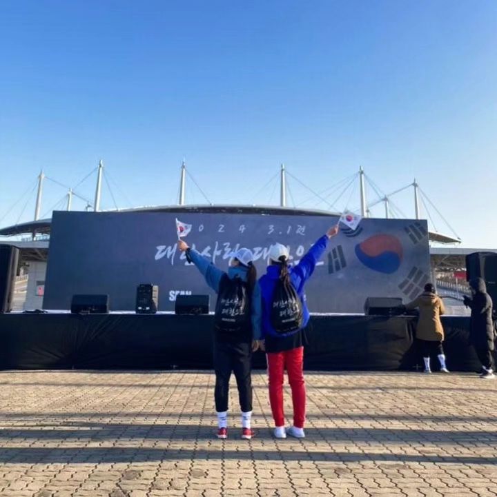 ✨️105주년✨️1919.3.1✨️
평범하다 느낄 수 있는 일상에 더욱 감사한 3.1절을 기념하며🫡
31km 뛰고 콘서트에 또 달리는 션님은
진짜 대단하다는 말밖에 안 나왔다
지하철에서부터 ✨️대한사람대한으로✨️ 보면 괜히 반갑고
추울까봐 핫팩 챙겨온 따스함에 치이며 내내 치임 ㅠ
서울까지 함께 한 지히 너무 고맙고 8.15도 준비해라
8.15 뛸 사람 수집중 ,,, 🏃♀️🏃♀️🏃♀️
#2024_31런 #202431런 #대한사람대한으로 #대우건설 #미라클365 #독립문 #PAT #대상주식회사 #삭스업 #데이비드홍삼 #얼티밋포텐셜 #메달고 #한국해비타트 #고맙습니다잊지않겠습니다
miracle365run jinusean3000 habitatkorea