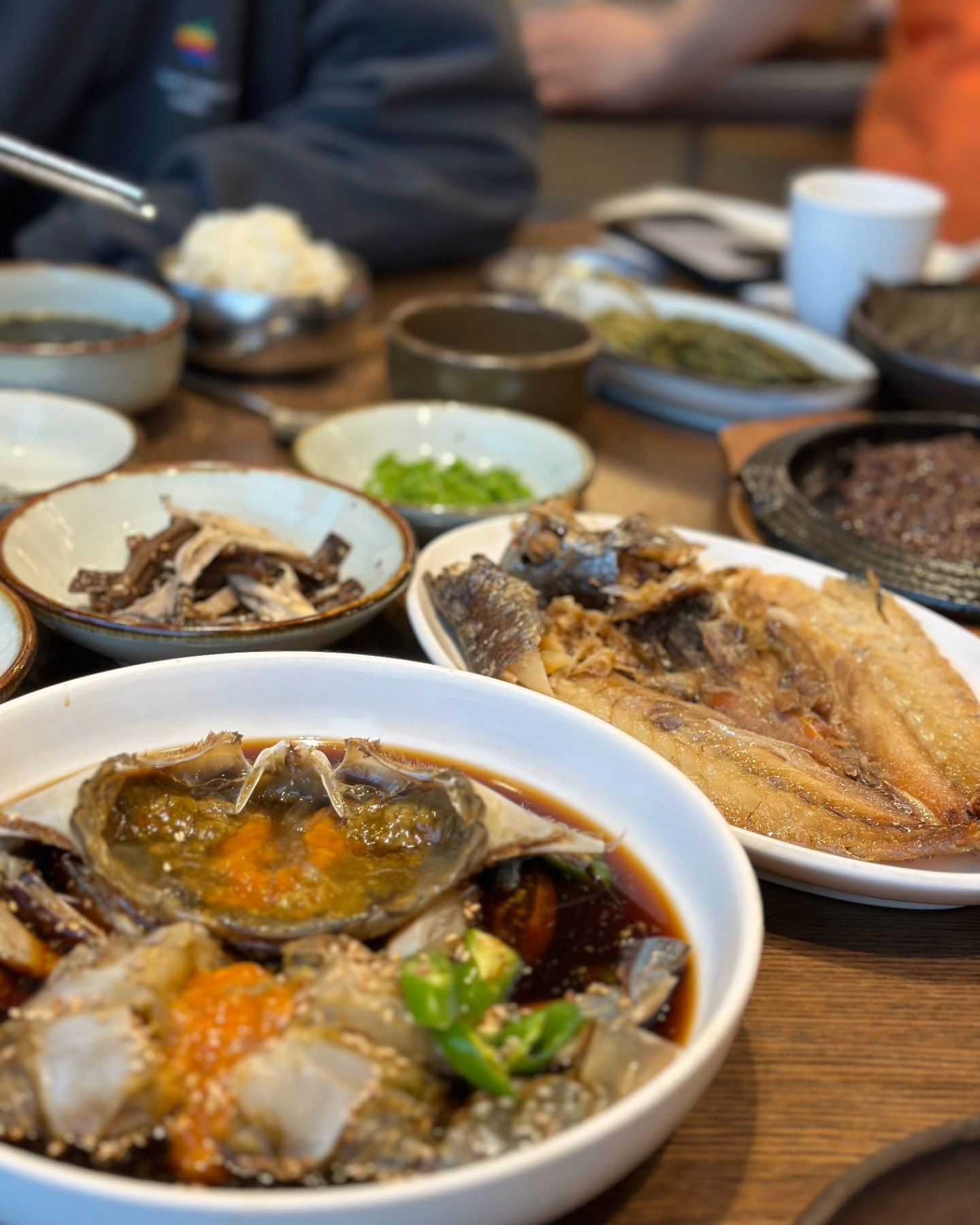 연희동에 한정식 맛집으로 유명한 #수빈 다녀왔어요! 
#내돈내먹 

▫️수빈정식 4인 1번세트 108,000원
간장게장과 기본 떡갈비와 다진 고추를 뿌려 먹는 매운 떡갈비 2가지 맛
그리고 보리굴비가 메인으로 나와요.
보리굴비는 딱딱하지 않고 촉촉하니 살도 도톰해서 밥 도둑이더라구요!!
간장게장 먹고싶을때 달려가보세요
살이 꽉 차있고 비린내가 안나요! 

어른 아이 다같이 가도 먹을게 넘쳐나는 #연희동맛집 #한정식맛집
도시락 포장도 된다고 해요!!

▫️월수목금토일 11:30 - 21:00 (15:00 - 17:00 브레이크타임)
▫️매주 화요일 휴무
▫️단체 이용 가능, 예약, 주차, 발렛파킹, 포장가능
▫️02-307-9979
📍서울 서대문구 연희로25길 31-3