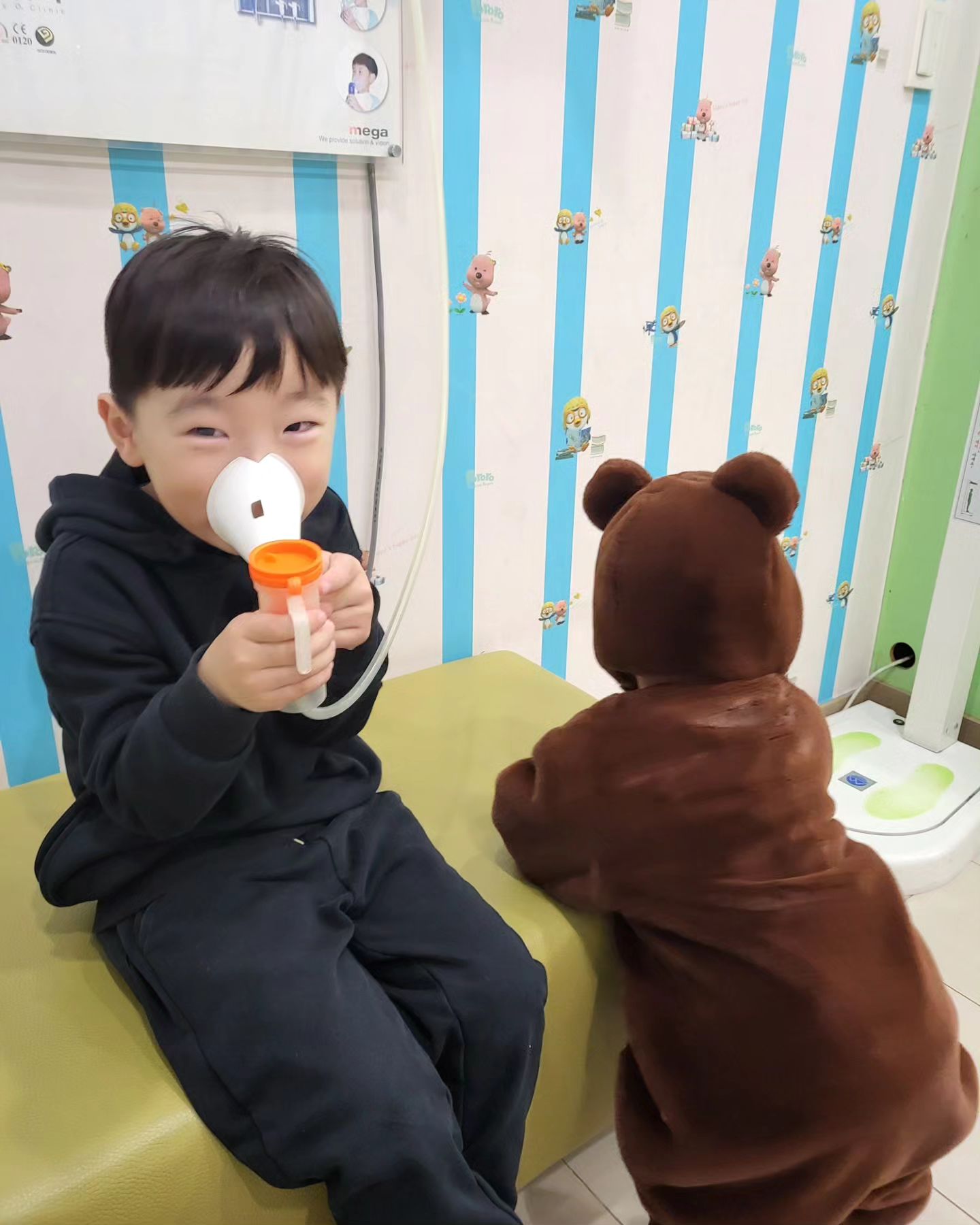 -
 건우 병원간 날
  겨울철 길거리 음식 
  어묵과 붕어빵을 사먹고
  키즈카페 까지 다녀온
  건브라더스♡
 그 결과 집와서 기절했지
 ㅋㅋㅋㅋㅋㅋㅋ

#대전#가오동#뽀뽀뽀분식#점프홀릭#키카#어묵#붕어빵#슈크림붕어빵#염통구이#건브라더스#일상#아둘맘