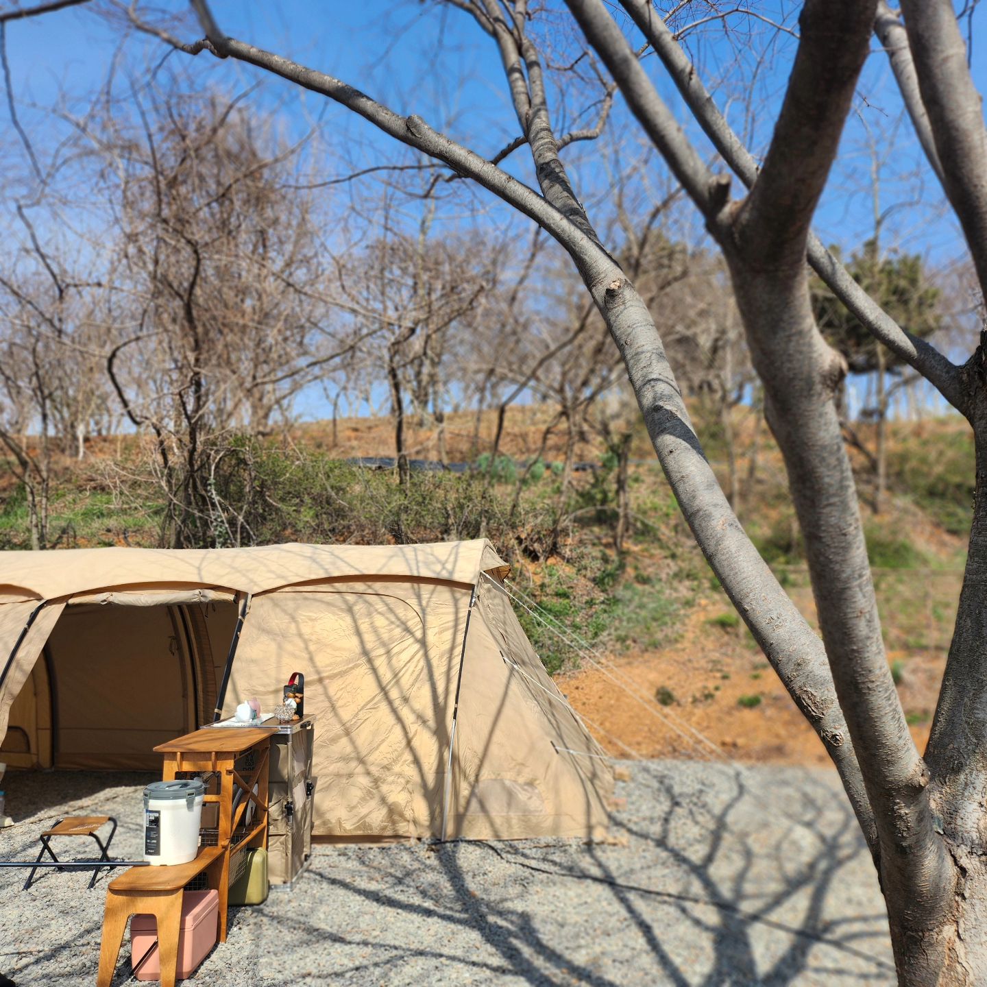☆JIJI CAMPING ☆

진짜 오랜만인 지지네입니다🤗

새식구가 생겨서 좀 키워서 데리고
나온다고 아주 오래 캠핑을 참았네요

오랜만에 나오니 너무좋네요
팩 가방 꺼내는데 완전 설레~~!!!ㅋㅋㅋㅋ

#미즈캠
#가마보코3m 
#봄캠핑
#캠핑일상
#캠핑중독