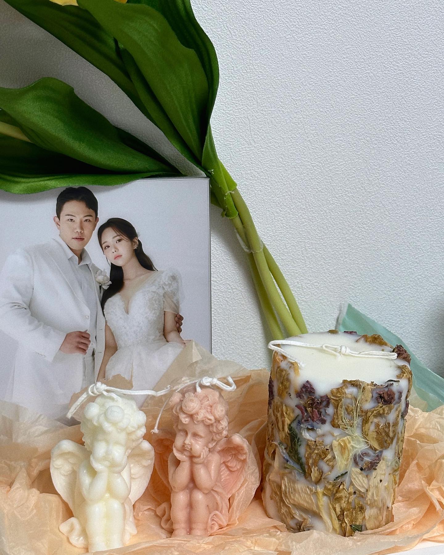결혼식때 부케 받아준 친구가 100일 동안 잘 말려서 돌려주면 행복하게 잘산다고 잘 보관하고 있다가 예쁜 캔들로 선물해줬다 🎁 화장대에 뒀는데 향기 넘 좋은✨

담날 새벽부터 이삿날인데도 멀리서 기차타고 보러 와준ㅠㅠ
센스있는 선물도 넘 고마워❤️👍#레고 #화분 🪴 
.
.
.
#결혼식 #부케 #부케선물 #캔들 #연신내 #대림커피 #연신내카페 #디저트