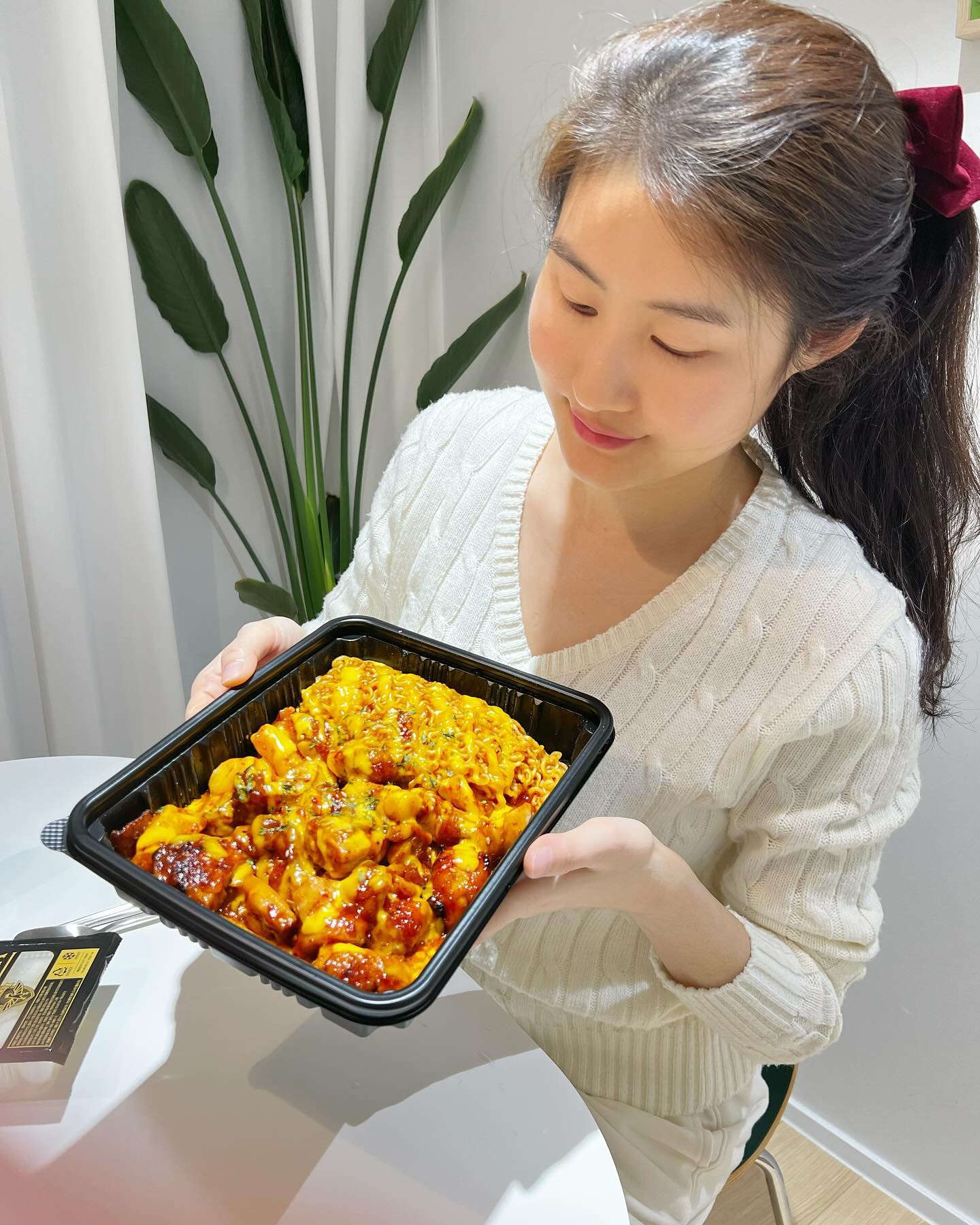 #협찬 훌랄라치킨 참숯치즈양념구이🍗 배달시켜 먹어보았습니다.😋 늘 우주에게만 맞춰서 똑같은 맛! 치킨시키다가 질려버린 어느날! 🤣

우리 부부만을 위한 치킨! 🍗🔥우주는 갈비 구워주고 우리는 치킨데이 했는데! 

와~여기 치킨 맛! 🍗되게 독보적인 맛이에요. 👍 전국의 프렌차이중에 참숯으로 직접 굽는건 훌랄라 밖에 없다더니…

진짜 그 향이랑 맛이 달라요~ 😃 알고보니… 훌랄라는 바베큐 치킨🍗🔥시장의 원조라고 합니다. 

간편하게 생긴 도시락 뚜껑을 딱! 열면?👀이렇게 치킨과 떡 그리고 라면사리가 짜짠~하고 나오는데 요거 진짜 하나도 버릴게 없어여~

양념이 치킨에 떡에 라면에 제대로 베어있어요. 훌랄라는 매니아층이 굉장히 두텁하고 하는데 그 이유를 알 것 같아요. 😍

뭔가 한 번 먹으면 계속 생각나서 글쎄 치킨, 떡, 라면 다 먹었어요.ㅎㅎㅎ 저 원래 같이 나오는 떡 같은건 안 먹거든요. 

중독성 있는맛! 😋사브리나도 중독되었어요! 앞으로 한 번씩 생각 날때마다 훌랄라에서 시켜먹고 싶어요! 🤣🤣🤣

담엔 제대로 매운 맛으로! 🔥😋요번에 먹은 참숯치즈양념구이는 우주도 몇 개 정도는 먹을 수 있는 맵기였어요!^^ 

우리 인님들도 참숯향이 🪵🔥나는 치킨 드시고 싶다면? 훌랄라치킨 추천드려요^^ 🤗

#협찬 #훌랄라치킨화양세종대점 #화양세종대참숯치즈양념구이#훌랄라 #훌랄라가쏜다 #훌랄라치킨 #치킨스타그램#맛스타그램#일상스타그램 #치느님  #먹스타그램 #일상 #데이트 #데일리 #좋아요#치킨주말#신상치킨#오늘뭐먹지#치맥