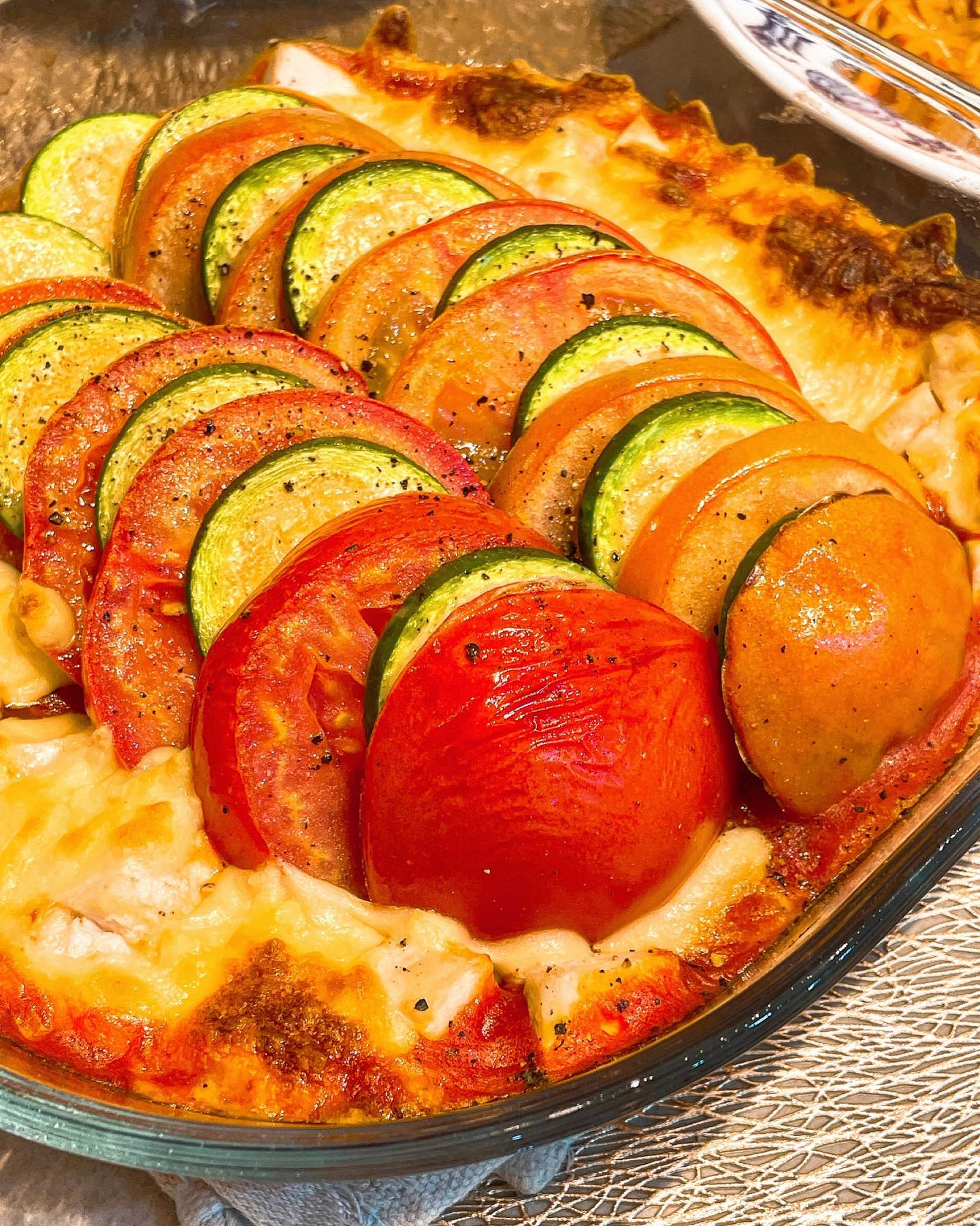 #97년생농부 #라따뚜이 🍅🍅
신선한 토마토로 요리하면 마법이 시작되요🍅🍅
.
.
97_farmer 에서 받은 토마토한박스
마침 애호박이 있어서 라따뚜이 스르르륵💯
.
.
손질3분 오븐에 20분이면 완성🧡
이러케 간단한데 완전 근사하죠??
토마토+가지+애호박으로 해야하지만
가지는 없어서 빼고🍆🍆🍆
대신 닭가슴살이랑 치즈로 단백질을 보충해봤어요😀😀
.
.
다가오는 연말에 홈파티 요리로 완벽합니댜🎄🎄🎄
토마토로 또 뭐해먹지??🍅🍅
.
.
#맛쟁이_집밥 #토마토요리 #토마토다이어트 #애호박요리 #라따뚜이만들기 #연말홈파티 #연말홈파티음식 #홈파티음식 #홈파티요리 #홈파티메뉴 #신혼집밥 #오늘뭐먹지 #신혼밥상 #집밥브이로그 #집밥메뉴 #냉장고파먹기