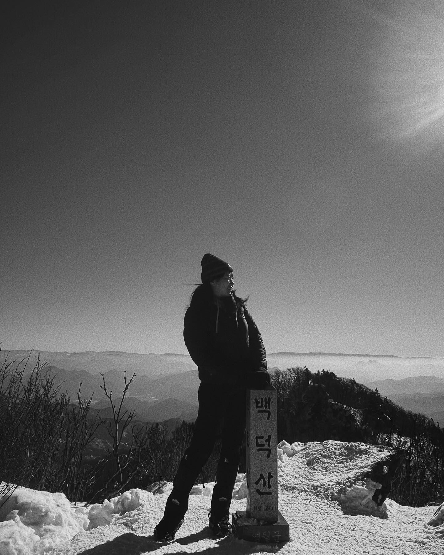 ⛰️(40/100)
⠀
——
⠀
📍영월 백덕산(1350m)

| 강원 영월군 무릉도원면
| 문재터널-사자산3봉-당재-작은당재-삼거리-백덕산 정상(인증) 왕복-삼거리 헬기장-먹골갈림길-먹골
| 거리 : 약 11.1km
| 시간 : 5시간
⠀
——
⠀
정강이가 푹푹 빠질 정도로 쌓인 눈을 겪어본 건 이번 백덕이가 처음이다. 설인이라도 된 것 마냥 무릎 아래까지 쌓인 눈위를 어기적 걸었지만 다행히도 지난 번과 같이 날이 좋아 큰 추위는 없었다. 

크게 춥지 않은 날씨에 나뭇가지에 쌓였던 눈이 녹았다 금새 다시 얼어붙어 방울방울 걸려있었는데 햇볕이 반사되서 반짝이는 것이 마치 보석이 열리는 나무 같아 보였다. 눈으로 보고있는 것과 다르게 핸드폰 카메라에는 잘 담기지 않아 아쉬웠다.

점심. 정상을 찍고 10분 가량 내려오면 헬기장이 나오는데 보통 이 곳에서 식사를 한다. 촉박한 버스 시간 탓에 다들 간단하게 싸온 떡이나 빵, 주먹밥정도를 드시는 것에 반해 나는 뜨끈한 국물을 기필코 먹겠다며 핫앤쿡(easybab.korea)이 끓기를 기다렸다. 사실 안기다렸다. 다들 금방 금방 자리를 뜨길래 조바심이 나서 익지도 않은 면을 대충 삼켰다. 다음 번 산행에는 내 최애 쉘위샌드(shall_we_sand) 단호박 샌드위치도 같이 챙겨오면 좋을 것 같다고 메모해 본다.

짧은 식사를 대충 마무리를 하고 하산하던 중 목적지가 같은 선생님 두 분을 만났다. 한 분은 앞서 연양갱을 나눠 주셨던 분이고, 한 분은 정상에서 사진을 동서남북 방향으로 너무도 열심히 찍어주셔서 인상에 남았다. 동서남북 선생님은 지난주 태기산에서 눈이 많이 와 조난 직전에 하산하셨다며 그 뒤로 겨울 산행에 겁이 난다고 하셨다.

맞아. 나도 지난 덕유산에 가기 전 겁을 잔뜩 먹었었지. ‘추우면 어쩌지. 발가락에 동상 안걸리려나. 내려오다 미끄러지면?’ 눈 덮힌 산을 일년여만에 가려니 걱정의 꼬리는 짧아질 줄을 몰랐었다. 그럼에도 불구하고 등산을 마쳤을 때 나는 그것으로부터 해방되었다. 이것이 등산을 하는 만가지 이유 중 하나. 

그렇게 덕유산을 다녀온 후 다음 산이 기대되 서둘러 백덕산을 찾았다. 동서남북 선생님도 지난 태기산에서 겪은 일에 겁도 나시겠지만 당시에도 무사히 완등하셨고, 이어 이번 백덕산까지 즐겁게 타셨으니 걱정의 꼬리도 짧아지셨으리라.

걱정은 걱정하는 일을 시작해야 끝이난다.
⠀
——
⠀
#등산 #등산스타그램 #등산하는애
#등산하는애_100대명산 #등산하는애_겨울