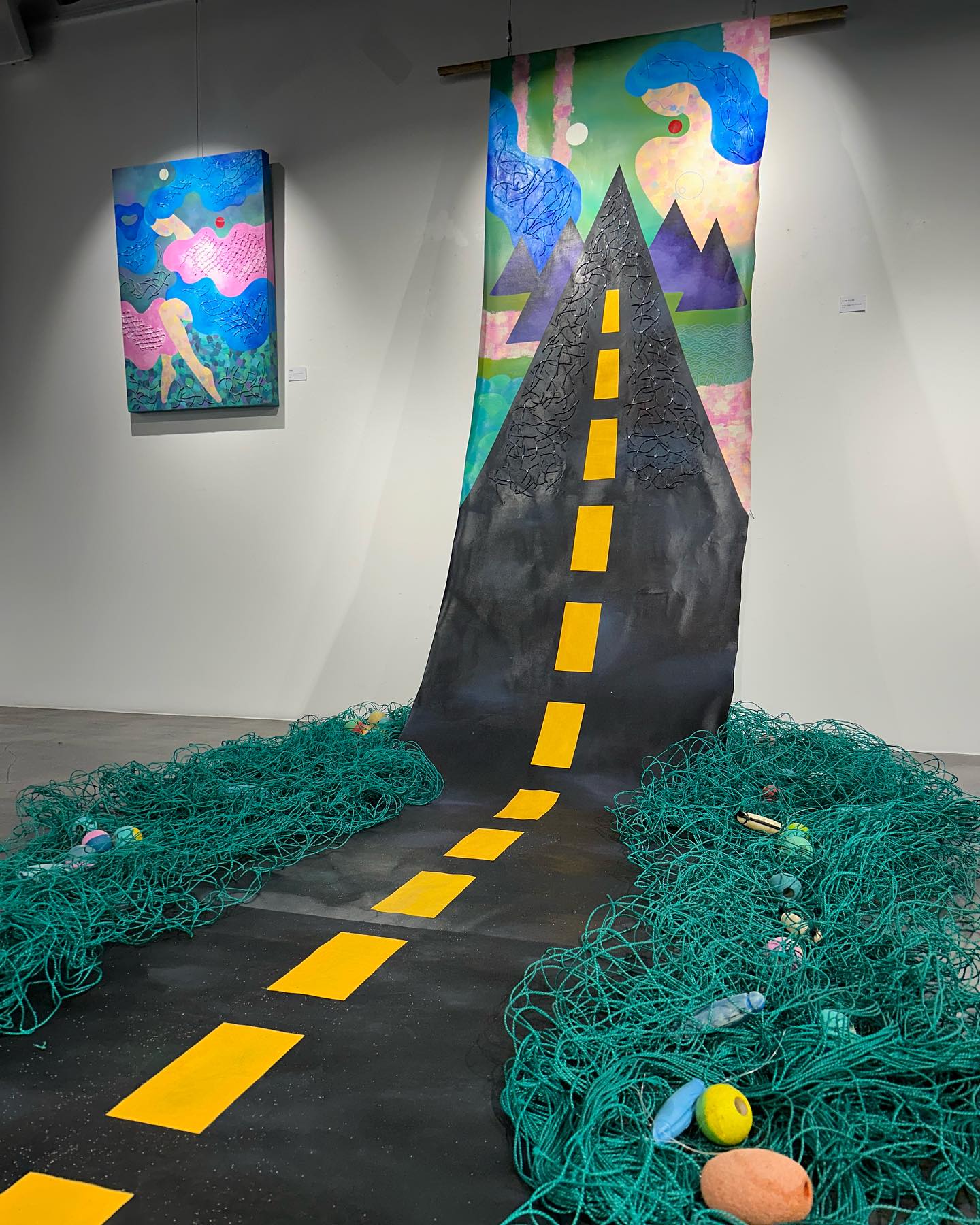 <길 위에 서서, 유한>
Acrylic, waste net on canvas, 2024

자연(모래)에서 인공물로_
걸어 걸어 가다보면

지구상 길에 끝이 있듯이, ‘유한’ 하듯이
자연, 에너지도 끝이 있다. ‘유한’하다. 

——————————————-
발자국이 또 하나의 방명록

#전시 #전시전경 #폐그물 #제주작가 #장영작가 #현대미술 #미술 #아크릴 #천연안료 #자연환경