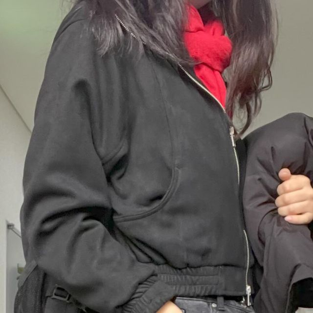 폴린 일상계정 on Instagram: "#광고 검정룩에 포인트주기♥️ 전체적으로 크롭 기장이긴하지만 저한테두 그렇게까지 짧지않아 아주아주 강추✨ #비바브라운#비바브라운자켓#자켓#스웨이드자