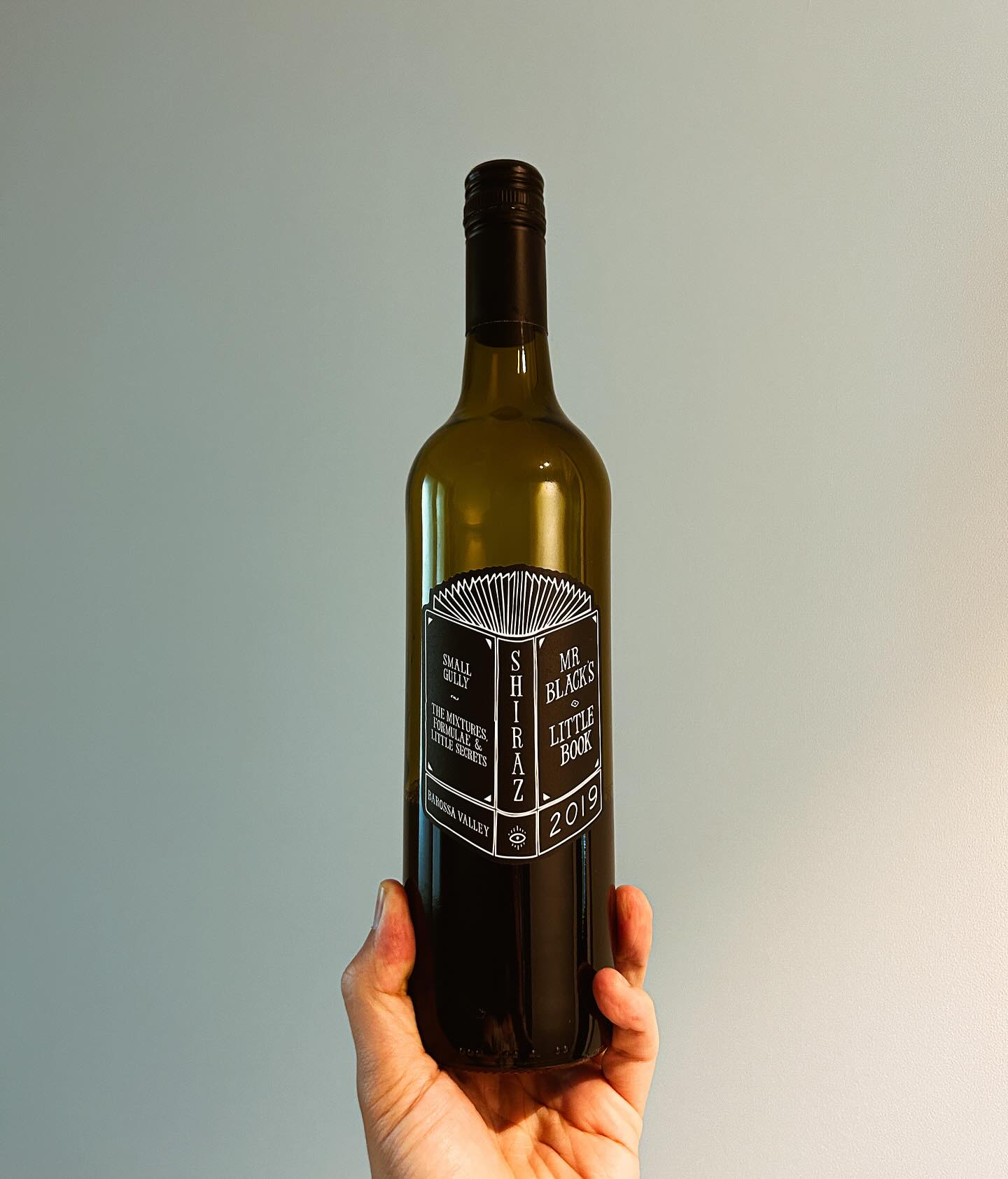 #와인기록

📌 Mr. Black’s, Little Book, Shiraz 2019
[ 미스터 블랙스, 리틀북, 쉬라즈 2019 ]

생산 ; 호주 > 바로사 밸리
품종 ; 쉬라즈
시음 ;
- 루비색
- 블랙베리, 블랙커런트의 검은 과실향
- 은은한 오크와 바닐라, 초콜릿, 스파이시, 잔당감
- 초반에 알콜향이 튀었으나 시간이 지나면서 과실향으로 바뀜

한 줄 요약 : 와인 이름이 Big Book이 아닌 Little Book인 이유

* 개인의 주관적 의견으로 해당 와인 전체에 대한 평가는 아닙니다.

smallgullywines
gbkwine

[ 읽을거리 ]

:: 와이너리는 스몰 걸리 Small Gully
; 2002년에 설립
:: Black Magic이 프리미엄 / Mr.Black‘s가 엔트리