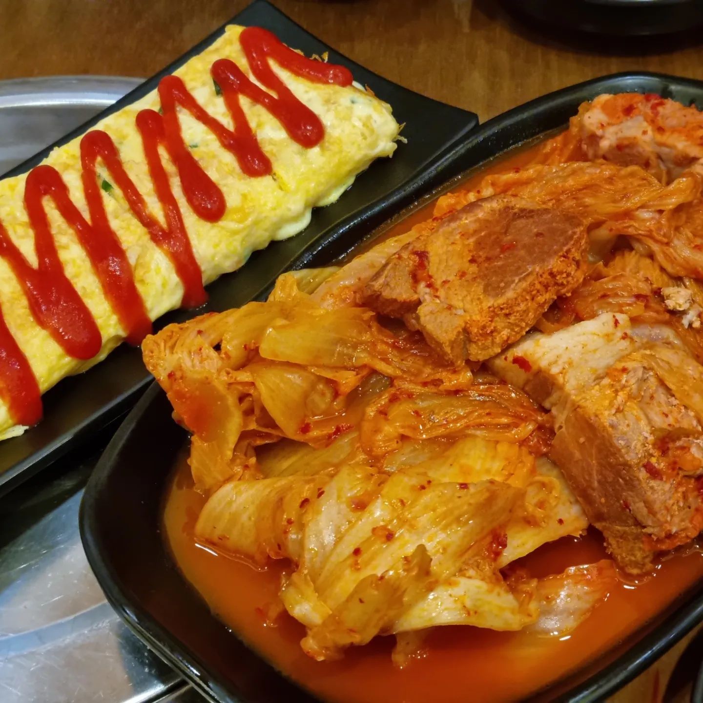 #협찬
🤟 

🔸️장독대김치찌개 야탑점 [묵은지김치찜]
🔸️경기 성남시 분당구 성남대로925번길 11 

오늘 리뷰는 "장독대김치찌개"입니다😃 

장독대김치찌개는 야탑역 도보 1분 거리에 있어요👟 

묵은지로 만든 김치찜에 대한 기대가 큰 상태에서
다 맛있어 보이는 다양한 메뉴 중 뭘 먹어야될지 
한참 고민하다가 주문한 메뉴는 
목살김치찜이랑 빠지면 섭섭한 치즈계란말이! 

주문하자마자 맛있는 밑반찬을 가져다주시고 
배가 고파서 밑반찬부터 챱챱~!! 
다 너무 맛있었어요!😄 

계란말이는 속에 치즈가 듬뿍 들어있어 
치즈의 꼬소함과 계란말이 자체가 너무 잘어울려서 
역시 찐맛👍 크기도 어마어마해요😍 

그리고 목살김치찜이 나올땐 
김치가 포기째로 나와 가위로 직접 잘라야해요! 
오히려 더 취향껏 맛있게 먹을수 있어서 좋았어요😋 

묵은지로 만든 김치찜은 역시 말모말모 찐맛이죠!
거기에 김치와 같이 푹 익은 목살까지! 
목살이라 뻑뻑할까 걱정도 했지만 
너무 부드러워서 삼겹살과 다를바가 없더라구요!👍 

저녁시간대라 반주와 함께 고기드시는 분들도 많고
혼밥하시는 분들도 많았어요! 

다음에는 삼겹살이랑 묵은지 김치찌개 먹으러 
또 방문할 예정입니다 😄 

이상 부드러운 목살로 만든 찐묵은지김치찜!
"장독대김치찌개 야탑점" 리뷰였습니다😍 

#협찬 #야탑역맛집 #야탑김치찌개맛집 #야탑삼겹살 #야탑점심 #야탑김치찜 #분당맛집 #분당김치찌개맛집 #분당김치찌개 #분당삼겹살맛집 #장독대김치찌개 #야탑장독대 #청담동장독대김치찌개 #성남맛집 #먹팔맞팔 #먹스타#먹소통맞팔