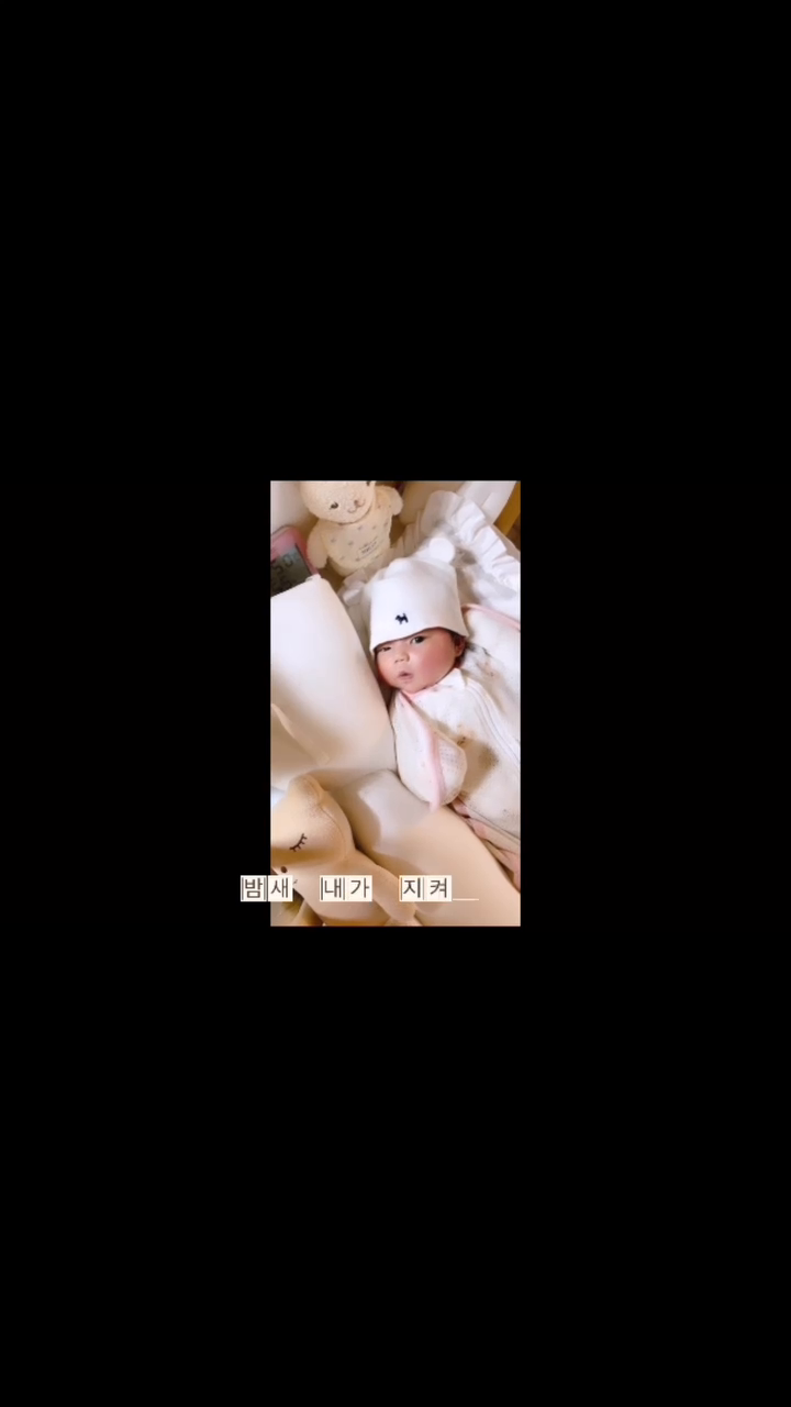🐯사랑하는 우리 이서공주님🐯
.
도담이에서 류이서로 이름이 생기고 내 품에서 떨어지면 울던 아기가 이젠 혼자 자기 침대에서 잠을 잔다.
점점 커가는 모습이 다 너무나도 소중하고 나에게 찾아와 이런 행복감을 주는 너에게 항상 감사해.
내년에도 건강하게 엄마 품에서 무럭무럭 자라렴 나의 아기새싹아🌱
