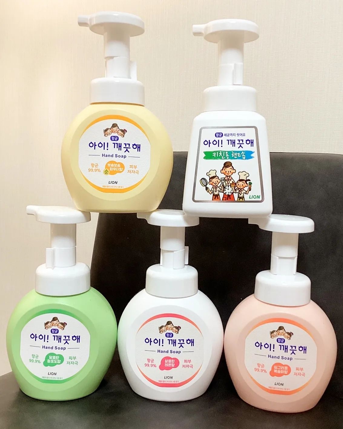 aikekute_official 15gram.official #광고 #AD

🤍💗🤍아이! 깨끗해🤍🤍💛💚💗💕

항균 폼 핸드워시 5종

더 빠르게 도달하는 진화된 항균파워 
ALL NEW 아이! 깨끗해 핸드워시

11년 연속 판매 1위* 핸드워시, 얼마나 더 좋아졌을까요?

(*KantarㅣWorldpanel Division 국내 가구 패널 데이터 기준 (핸드워시 브랜드, 2013~2023년))

1. 진화된 항균 99.9% 파워로 더 빠르게*!

더 빠르게 도달하는 진화된 항균 효과가 황색포도상구균, 대장균을 99.9% 제거해줍니다.
*항균력 인체 적용 시험 결과, 자사 아이! 깨끗해 항균 핸드솝 클린베리 대비 99.9% 항균 도달시간

(시험기관 : KBI 한국의생명연구원)

2. 재활용 플라스틱 50% 사용 용기로 더 가치있게!

아이! 깨끗해는 지속 가능한 내일을 위해 재활용 플라스틱 50% 사용 용기를 사용합니다.

3. 미세먼지 99.9% 이상 세정으로 더 말끔하게!

몽글몽글한 항균거품이 미세먼지를 99.9% 이상* 말끔하게 세정해줍니다.
*시험 대상 제품 : 레몬향, 순, 청포도향에 한함 / 개인차 있음
(시험기관 : (주)마리디엠피부과학연구소)

4. 온가족이 사용하니까 더 꼼꼼하게!

온가족이 함께, 매일 사용하기에 아이! 깨끗해는 더 꼼꼼하게 관리합니다.
✔독일 더마테스트 완료 (평가기관: 독일더마테스트사)
✔피부 자극 테스트 완료 (평가기관: 레몬, 순-KSRC 한국피부임상연구센터 / 청포도, 복숭아, 키친-(주)마리디엠피부과학연구소)
✔안자극 대체 테스트 완료 (평가기관: (주)더마프로)
✔우려성분 13가지* 무첨가 (평가기관: KCL)

*설페이트계 계면활성제, 트리클로산, 파라벤7종, 인공색소, 실리콘, CMIT, MIT

#15그램 #15그램뷰티 #15그래머 #아이깨끗해 #핸드워시 #핸드솝 #핸드워시추천 #핸드워시답례품 aikekute_official #뷰덕 #뷰스타그램 #뷰티스타그램 #뷰티 #뷰스타 #인스타뷰티 #뷰티그램 #메이크업 #코스메틱 #화장품 #무첨가 #핸드워시선물 #아이깨끗해 #아이깨끗해핸드워시 #아이깨끗해답례품