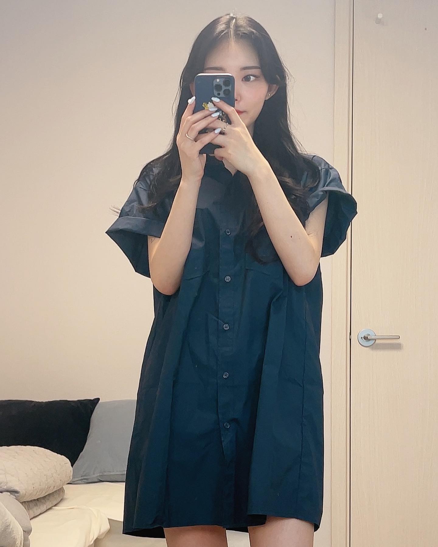 #수빈델룩

넘 오랜만인 출근룩인데,
이번주 마지막 출근룩이예요,,,, 🫶🏻
저 내일 흠뻑쇼 가서 휴가냈고등요〰 
아이 신나라 🤩
금요일 같은 목요일 체고오 〰🩵

One piece. 온봄-레시피 롤업 셔츠 원피스(네이비/F)
Shoes. 에이글 레인부츠(블랙/240)