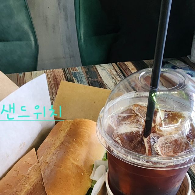 플로라 on Instagram: "#협찬 샌드위치맛집 #로드샌드위치 다녀왔어요 맛있는 #바게트샌드위치를 만날 수 있는곳 친구랑 간단하게 점심으로 샌드위치 넘 좋은걸요 . 강동구 로드샌드위치에서